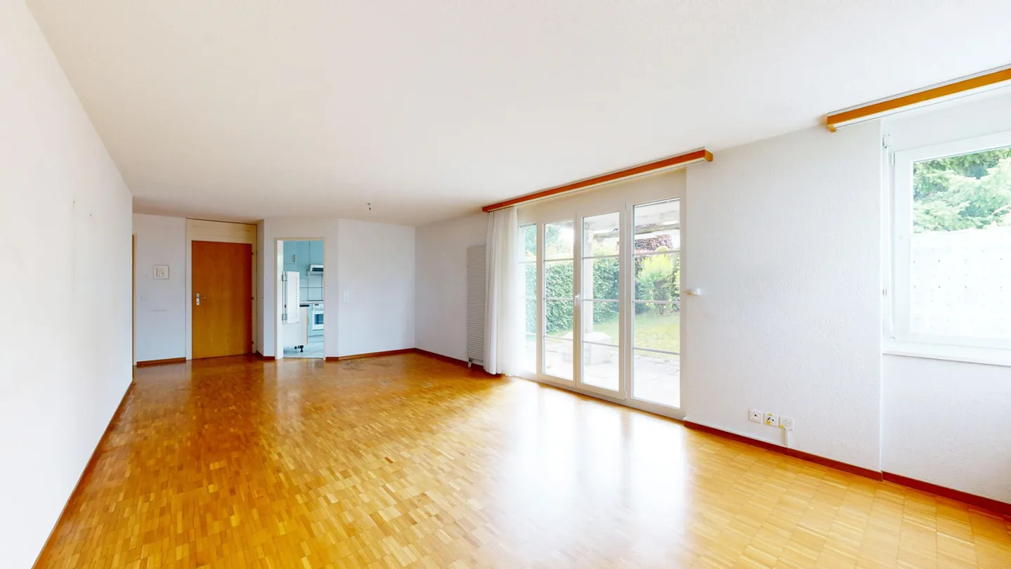 Appartement de jardin 4,5 pièces avec place de parking dans le Jura - Photo 2 sur 11