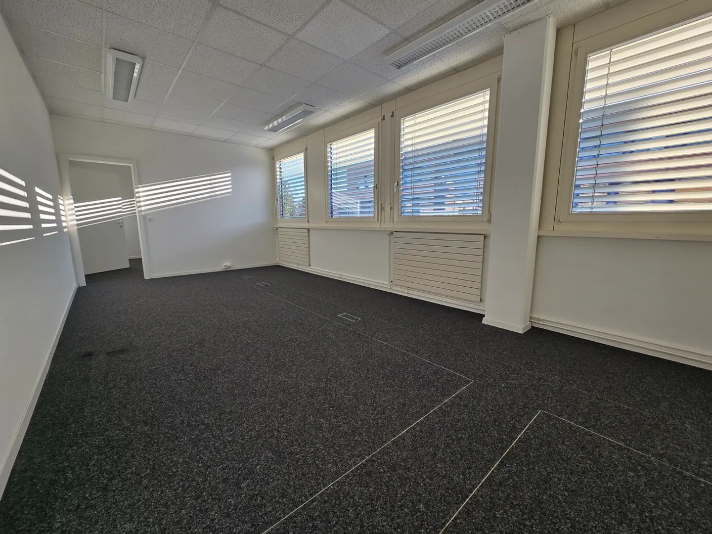 Office space for rent - Photo 3 of 11