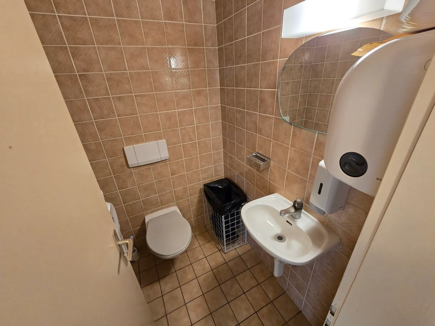Office space for rent - Photo 6 of 11