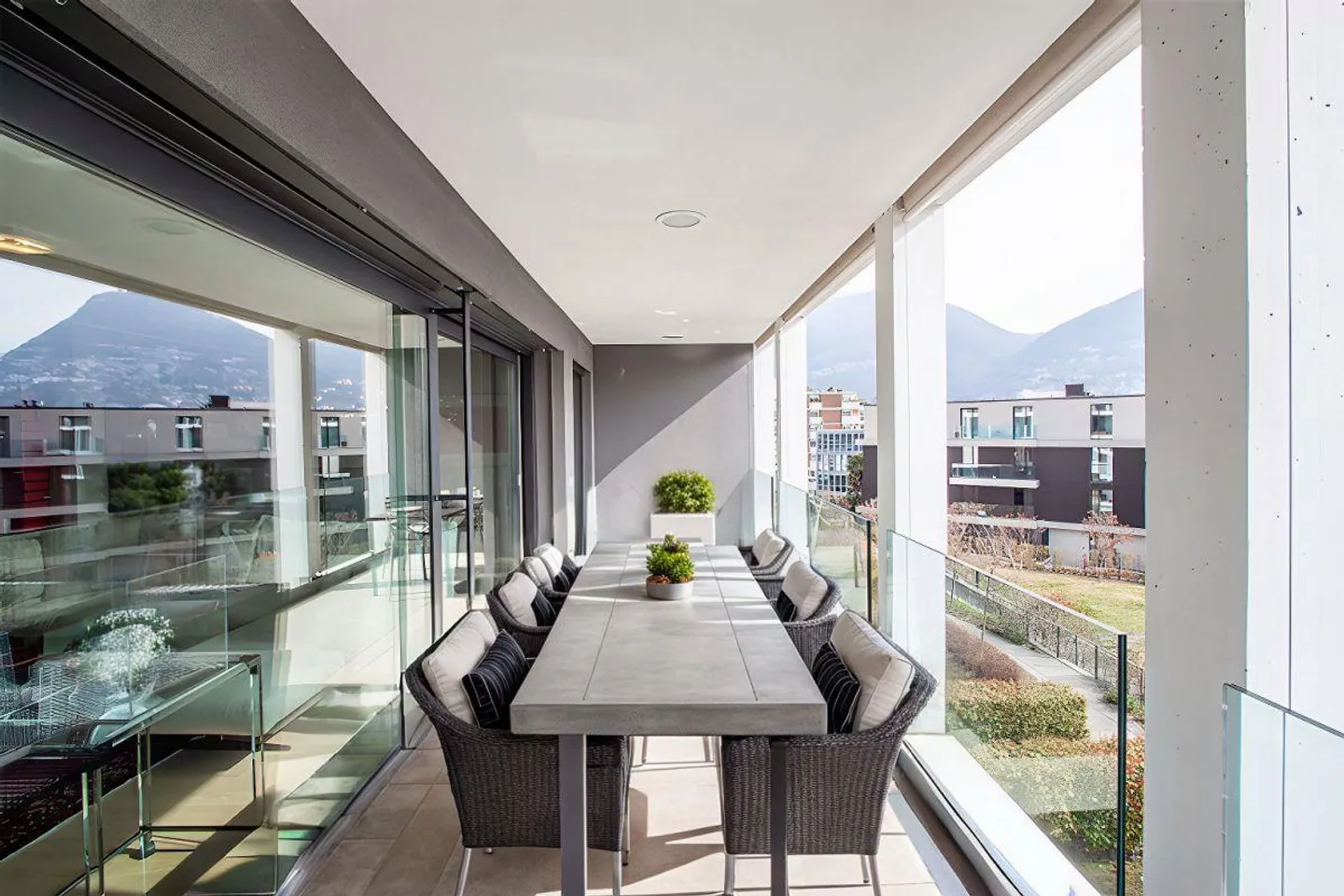 Apartment with high-quality furnishings in the renowned residential complex 'Elos Park' - Photo 1 of 17