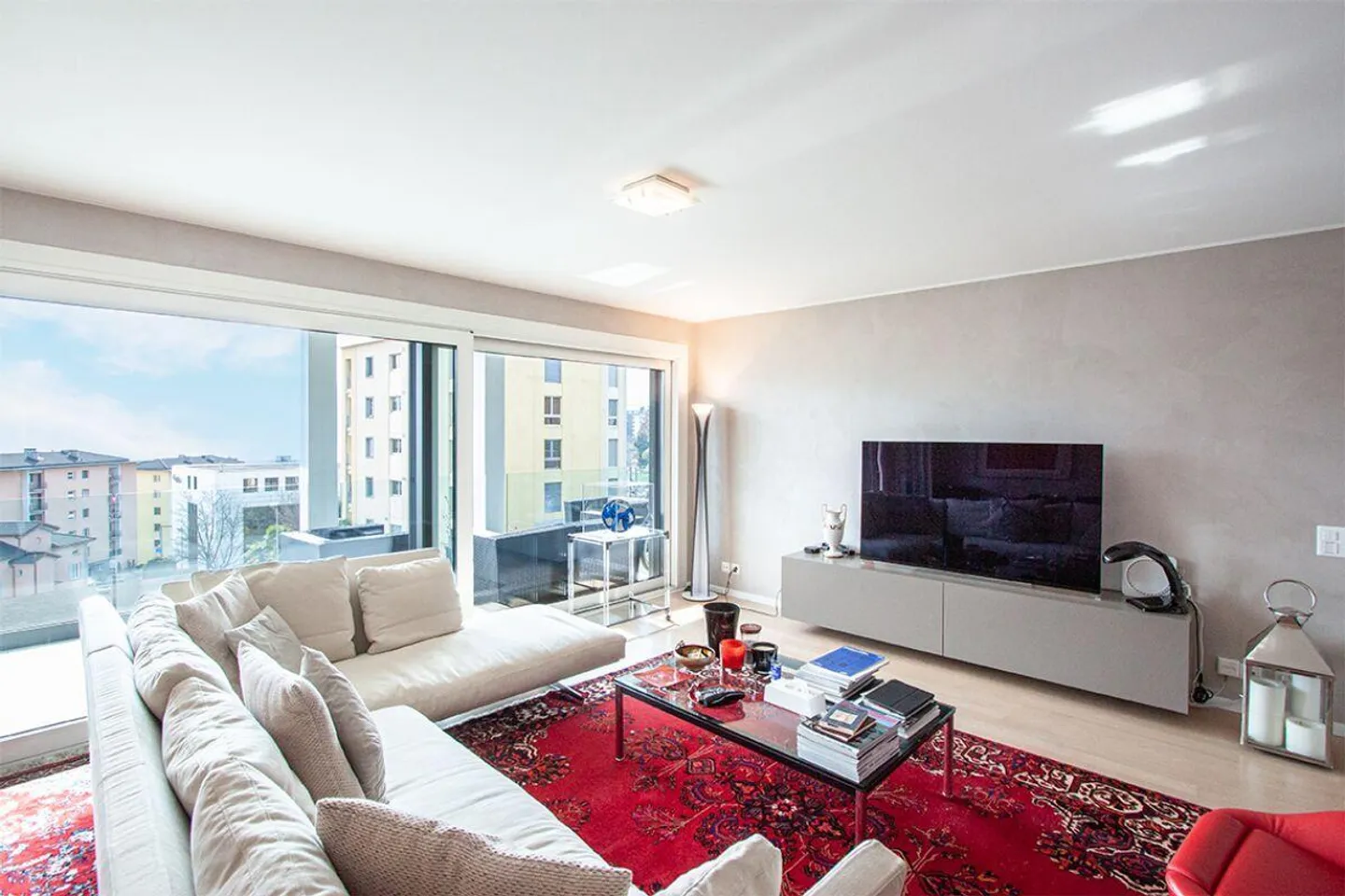 Apartment with high-quality furnishings in the renowned residential complex 'Elos Park' - Photo 2 of 17