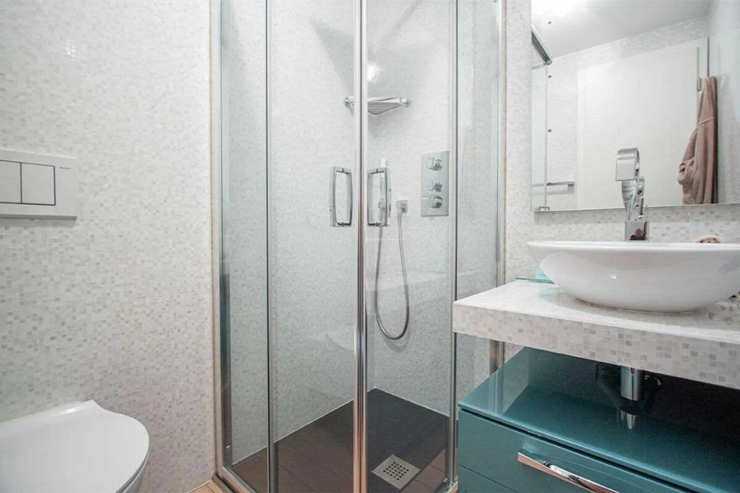 Apartment with high-quality furnishings in the renowned residential complex 'Elos Park' - Photo 12 of 17