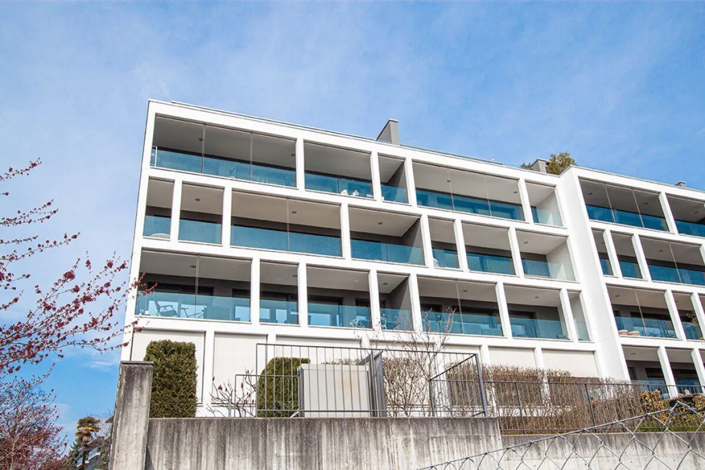 Apartment with high-quality furnishings in the renowned residential complex 'Elos Park' - Photo 16 of 17