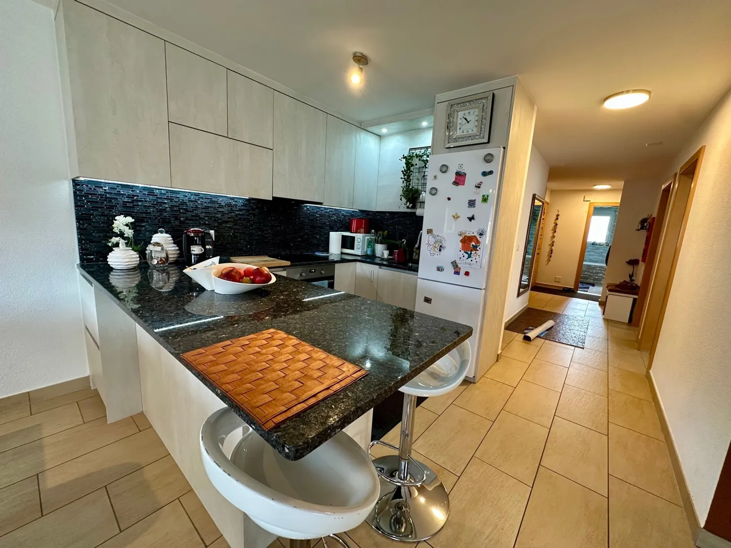 Appartement lumineux avec quatre pièces et demie au centre du village - Photo 3 sur 16