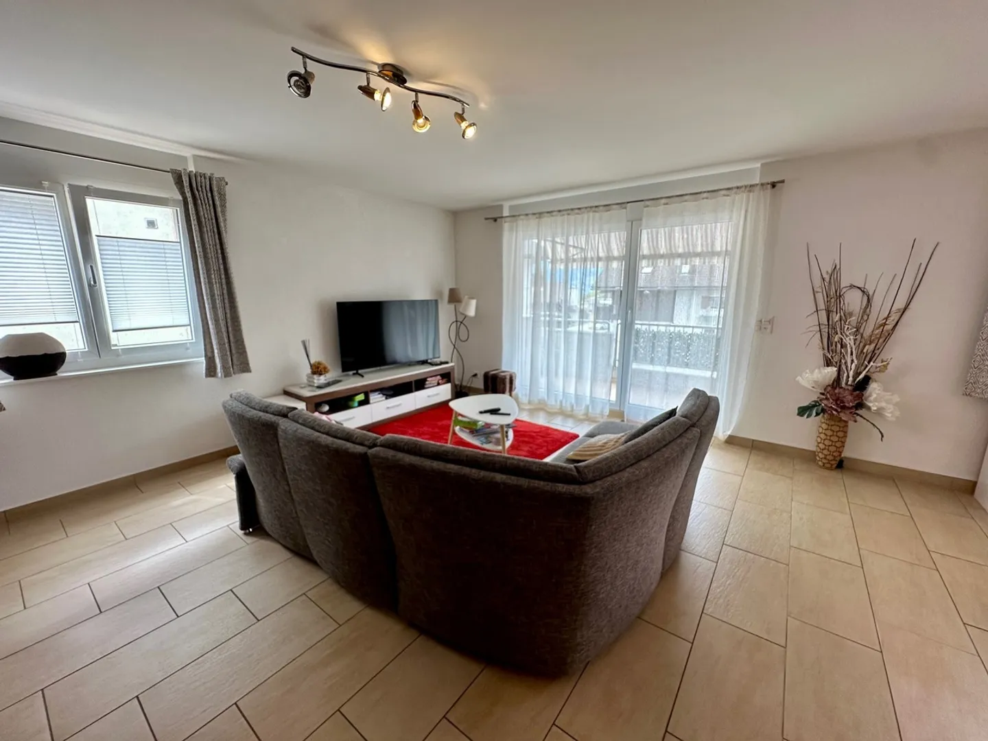 Appartement lumineux avec quatre pièces et demie au centre du village - Photo 5 sur 16