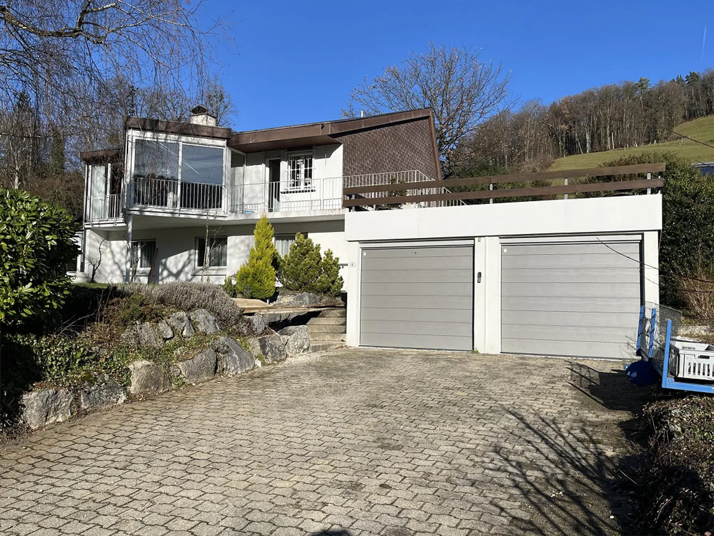 Maison individuelle de 6 pièces avec grand jardin et 2 garages - Photo 1 sur 9