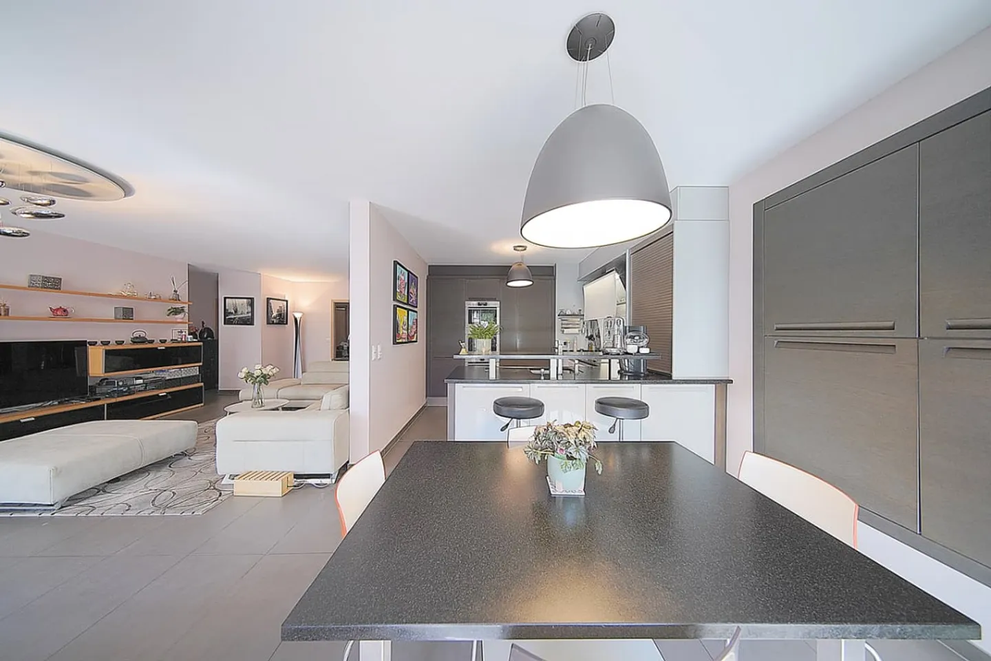 Ampio appartamento con 3 camere, belle finiture - Foto 1 di 13