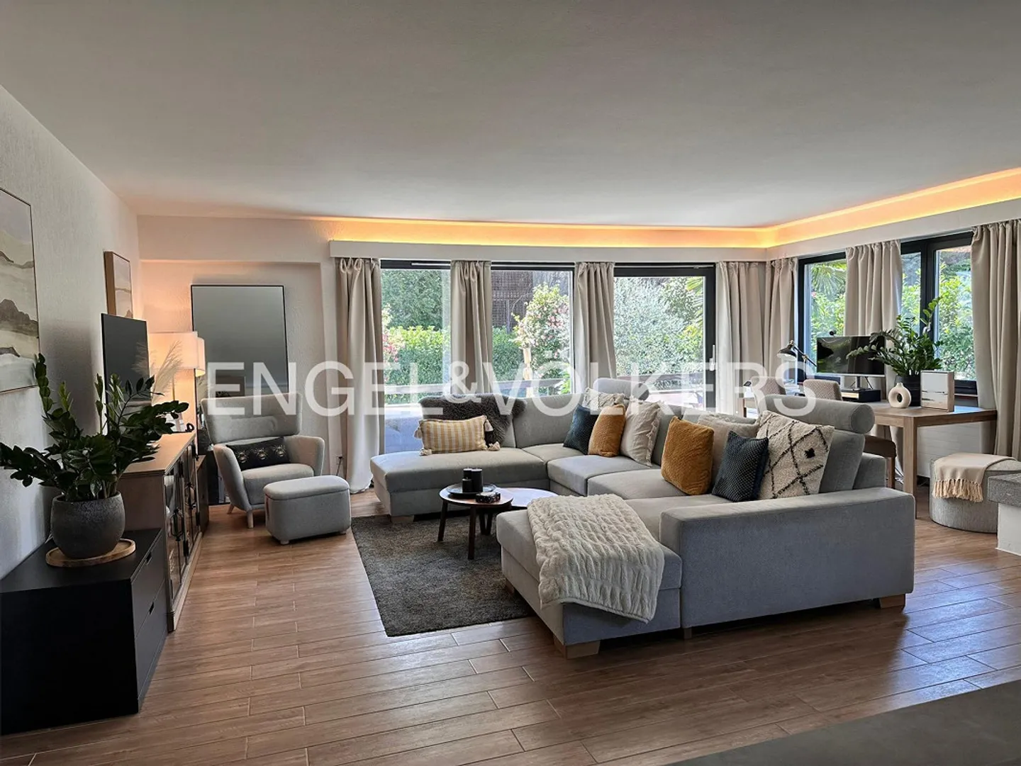 Garden apartment with outdoor pool (62b) - Photo 7 of 15