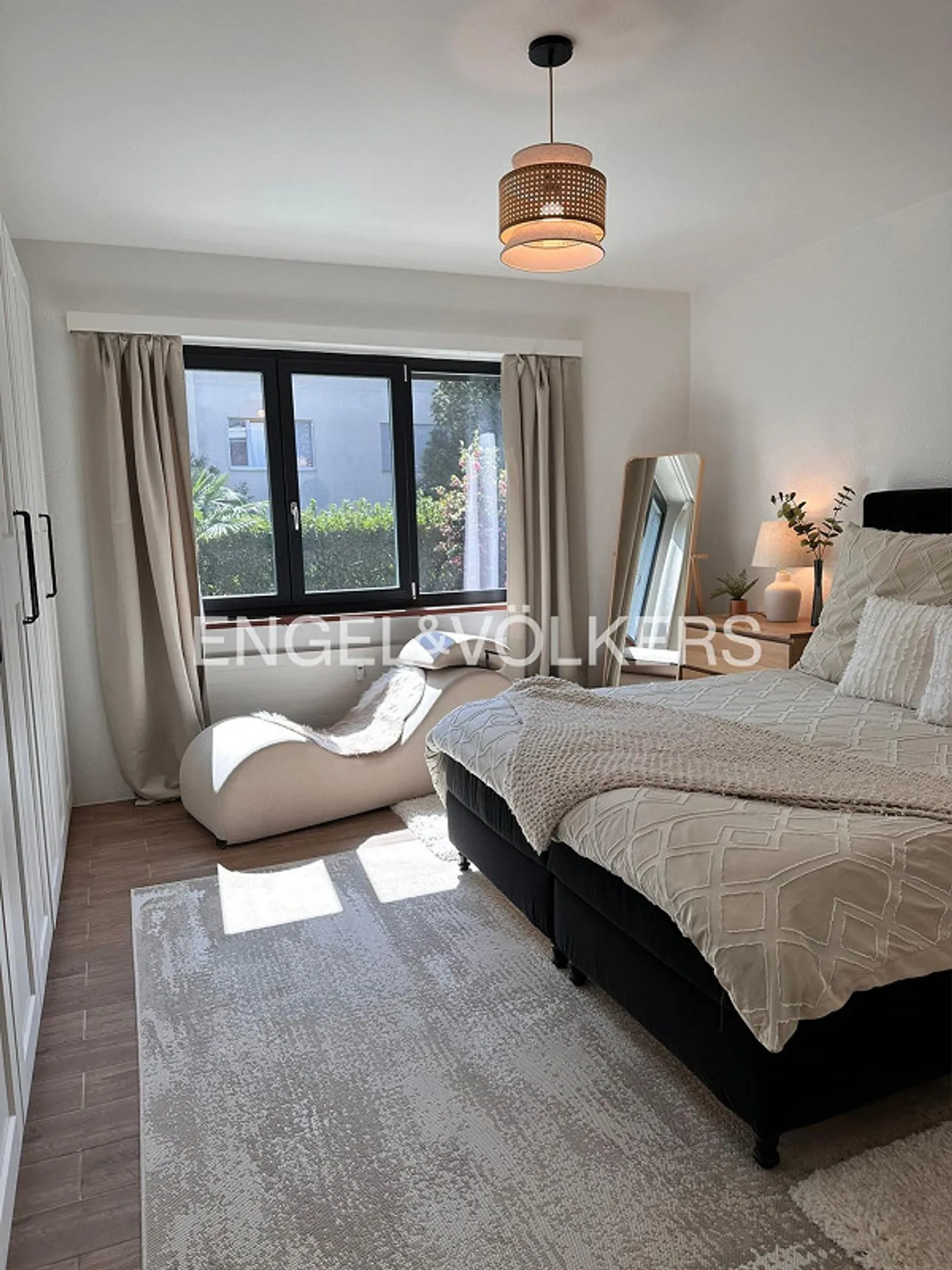 Garden apartment with outdoor pool (62b) - Photo 9 of 15