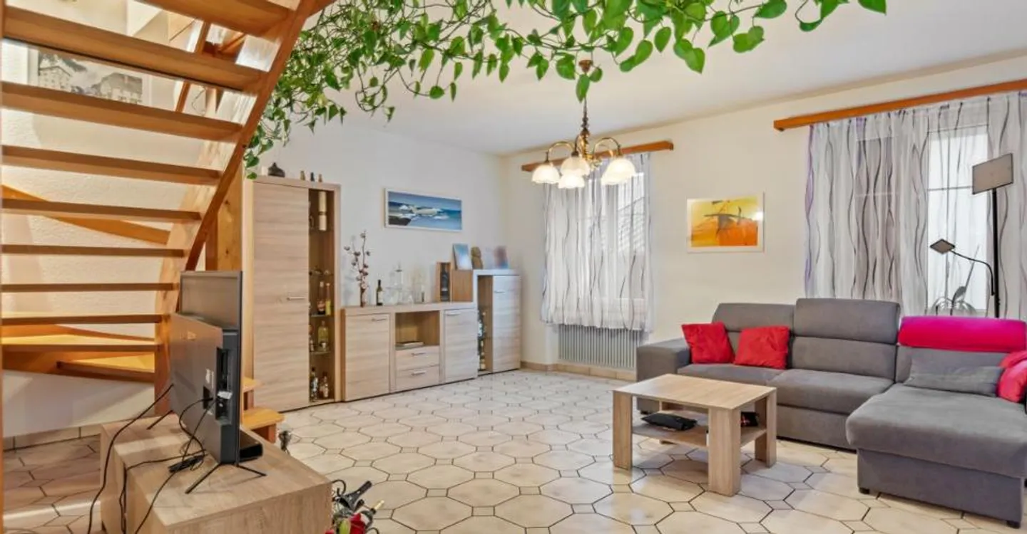 Reihenhaus mit gewerblichen Flächen und großer Terrasse - Foto 1 von 12