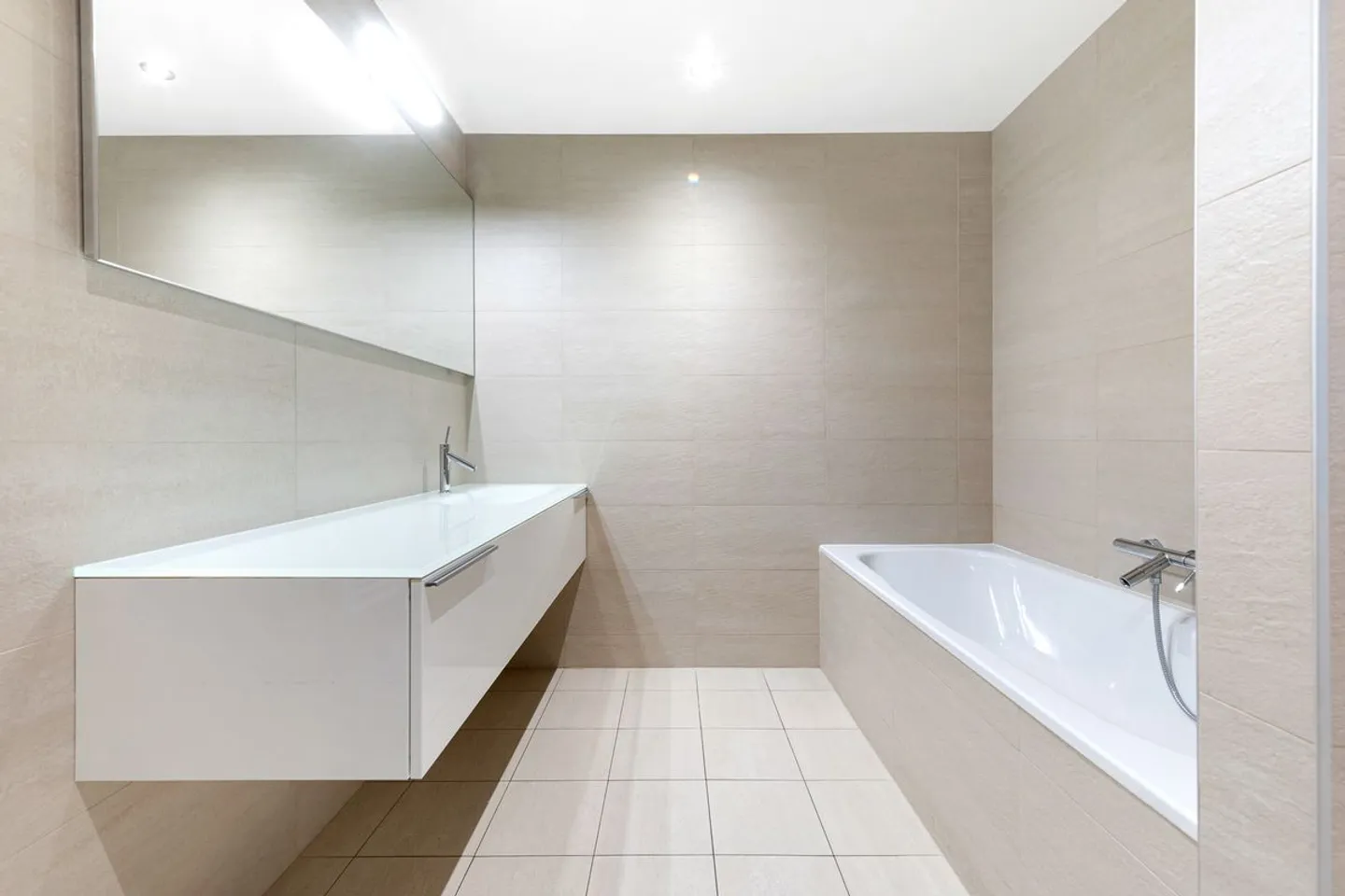 Elegant Family Apartment in Quiet Area - Photo 9 of 10