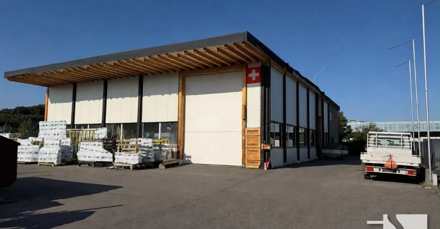 Industrial hall of approx. 445 m² with 5½ room apartment - Photo 1 of 11