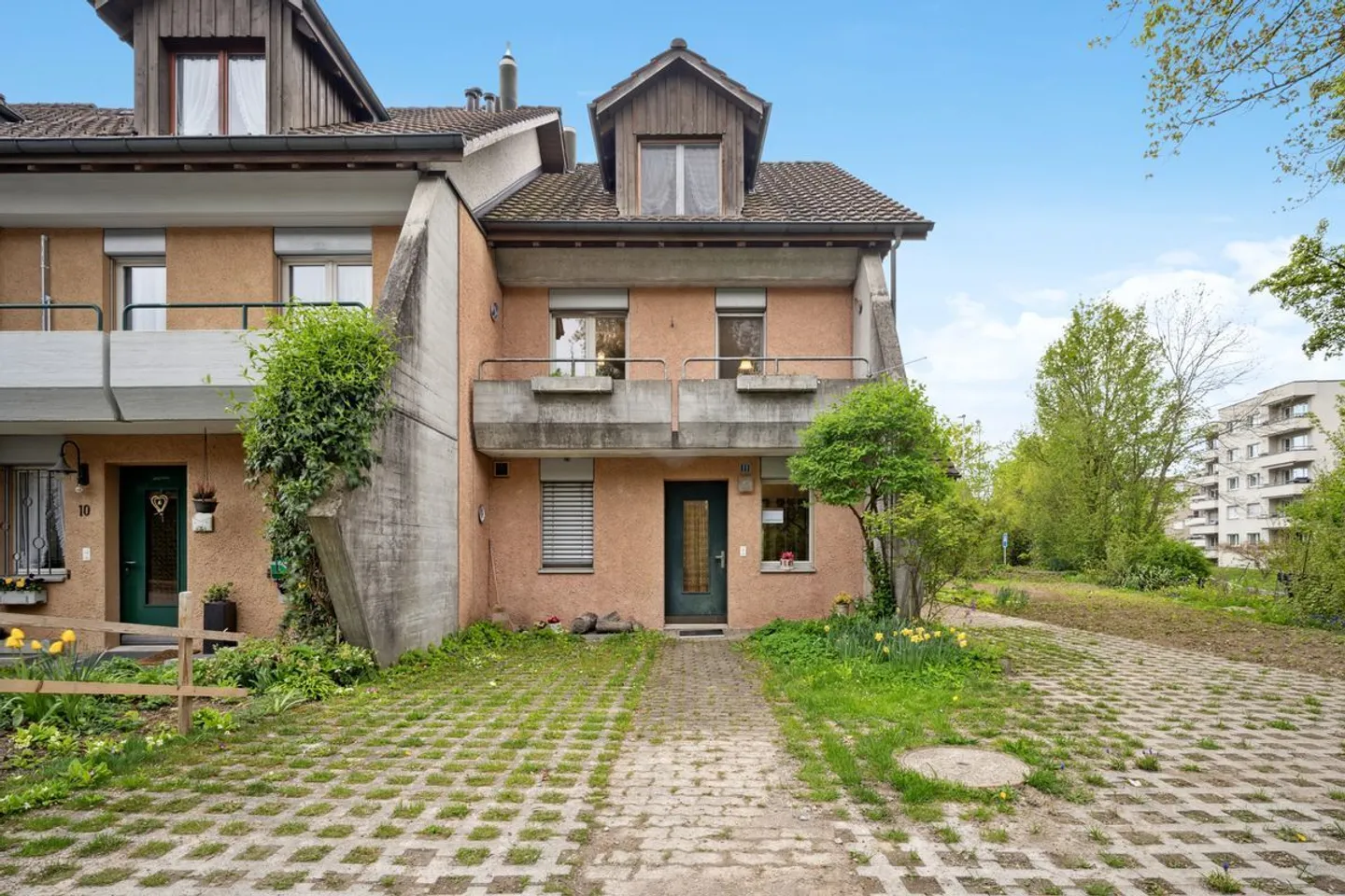 Family Paradise in Prime Location? With Renovation Potential - Photo 2 of 8