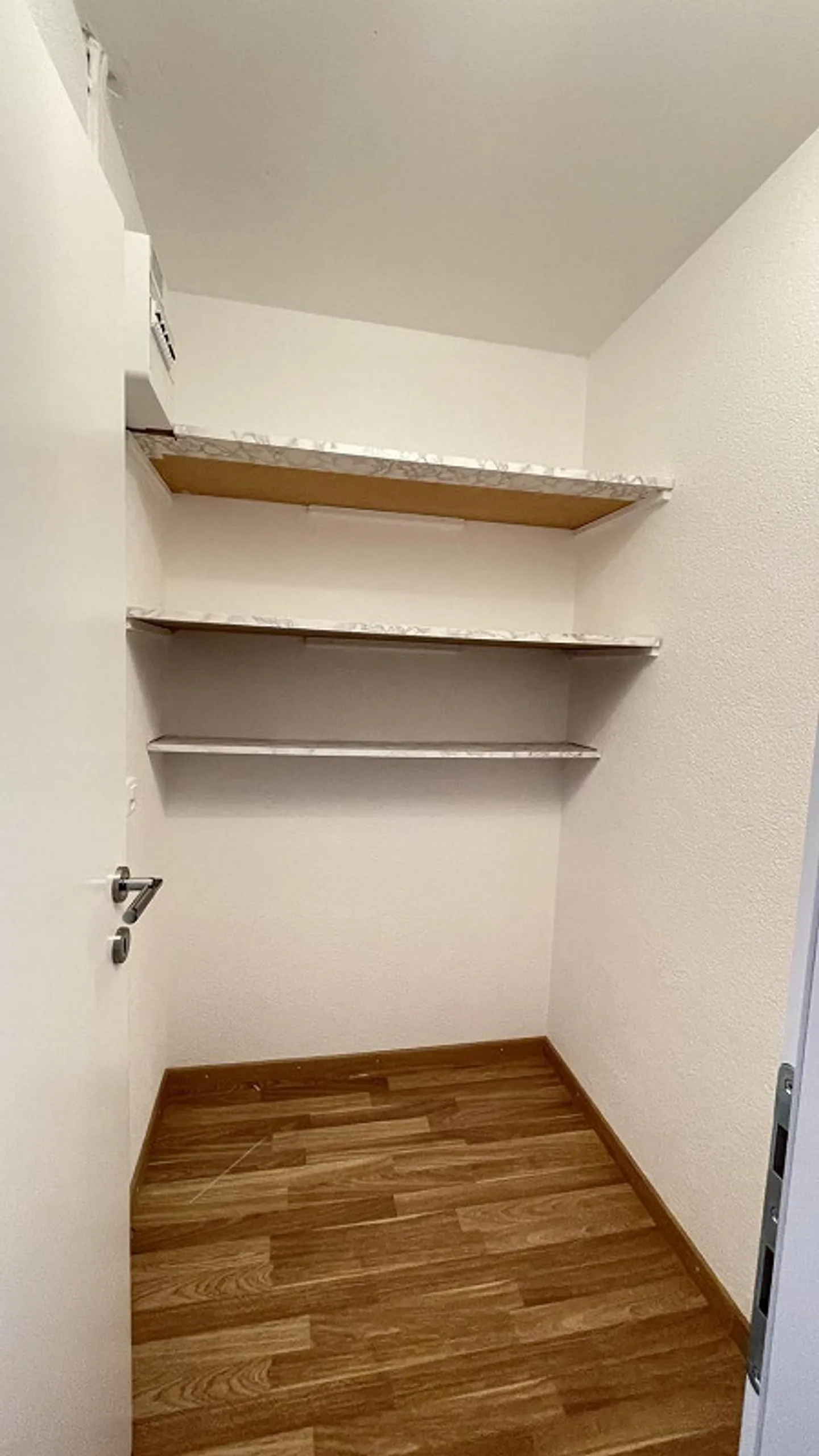 Helle neu sanierte 4-Zimmer-Wohnung mit Aussicht im 8. Stock - Foto 9 di 12