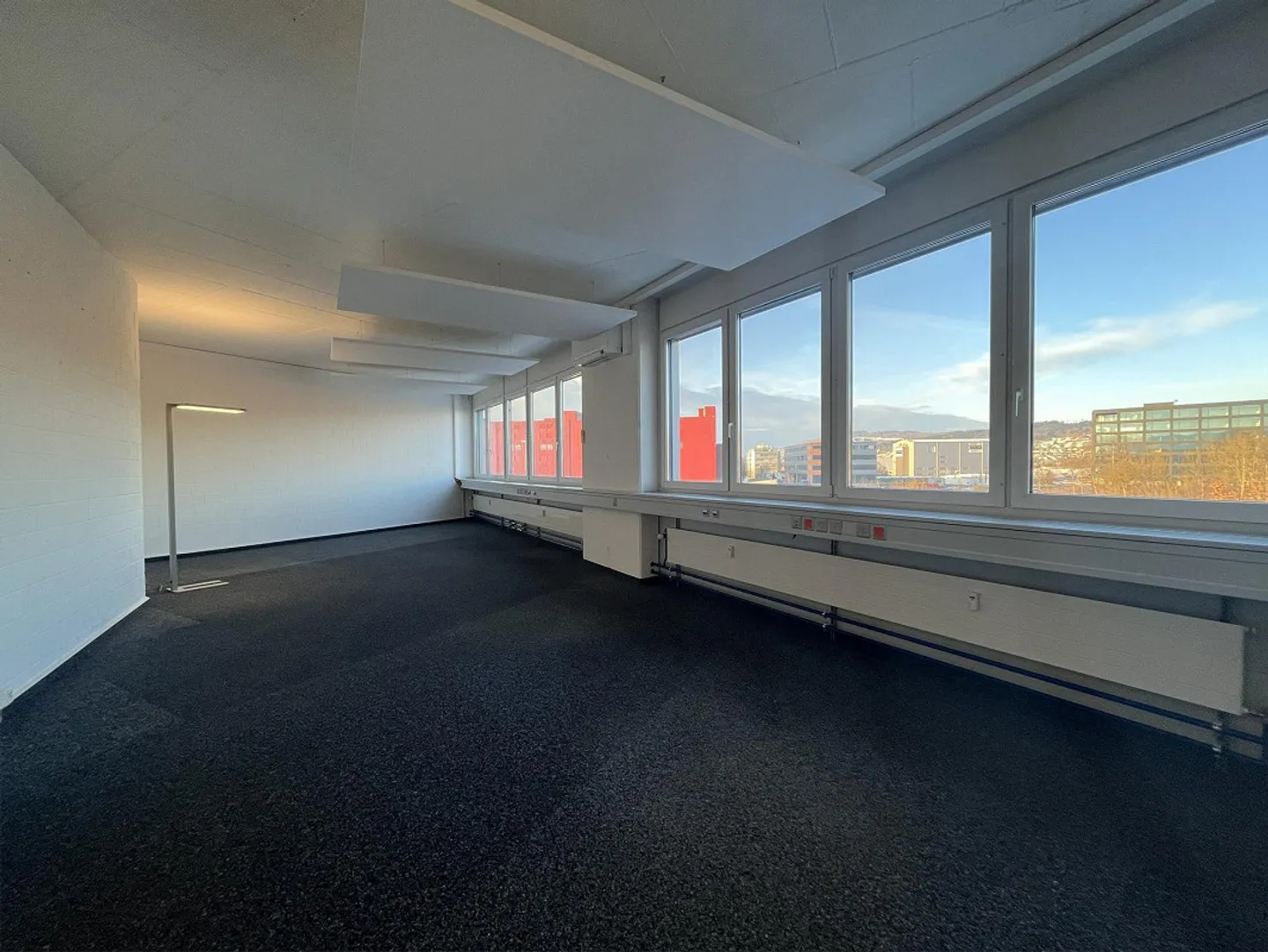 Attractive, bright and developed commercial space - Photo 2 of 9