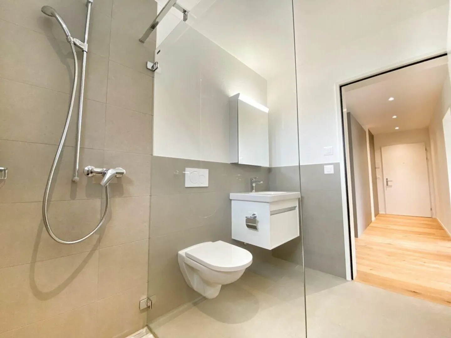 Sentiment de jardin inclus - appartement moderne de 2,5 pièces dans le vert - Photo 3 sur 8