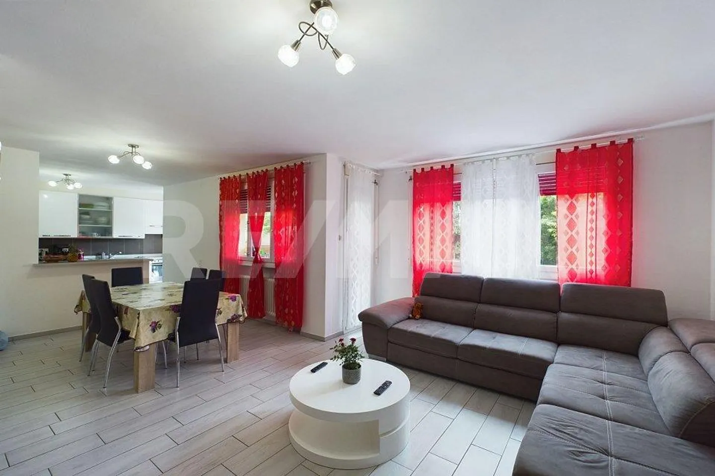 Appartamento spazioso di 4,5 locali in un complesso residenziale tranquillo! - Foto 3 di 13