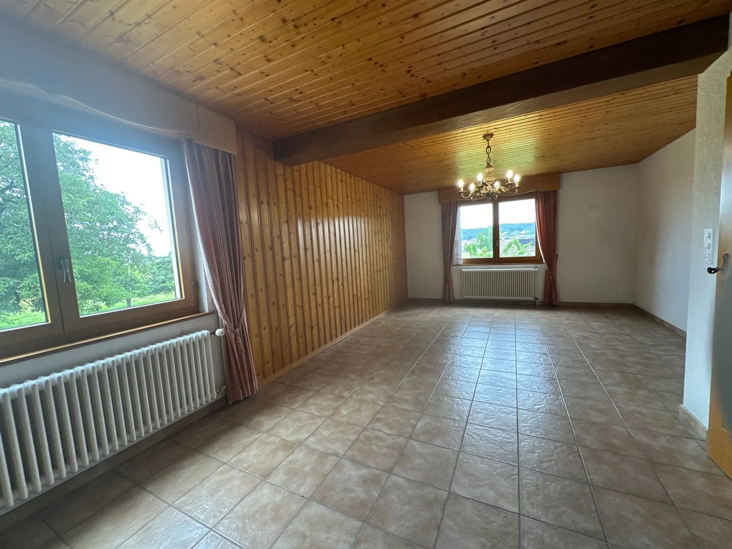 Welcoming house with peaceful outdoor space - Photo 2 of 17