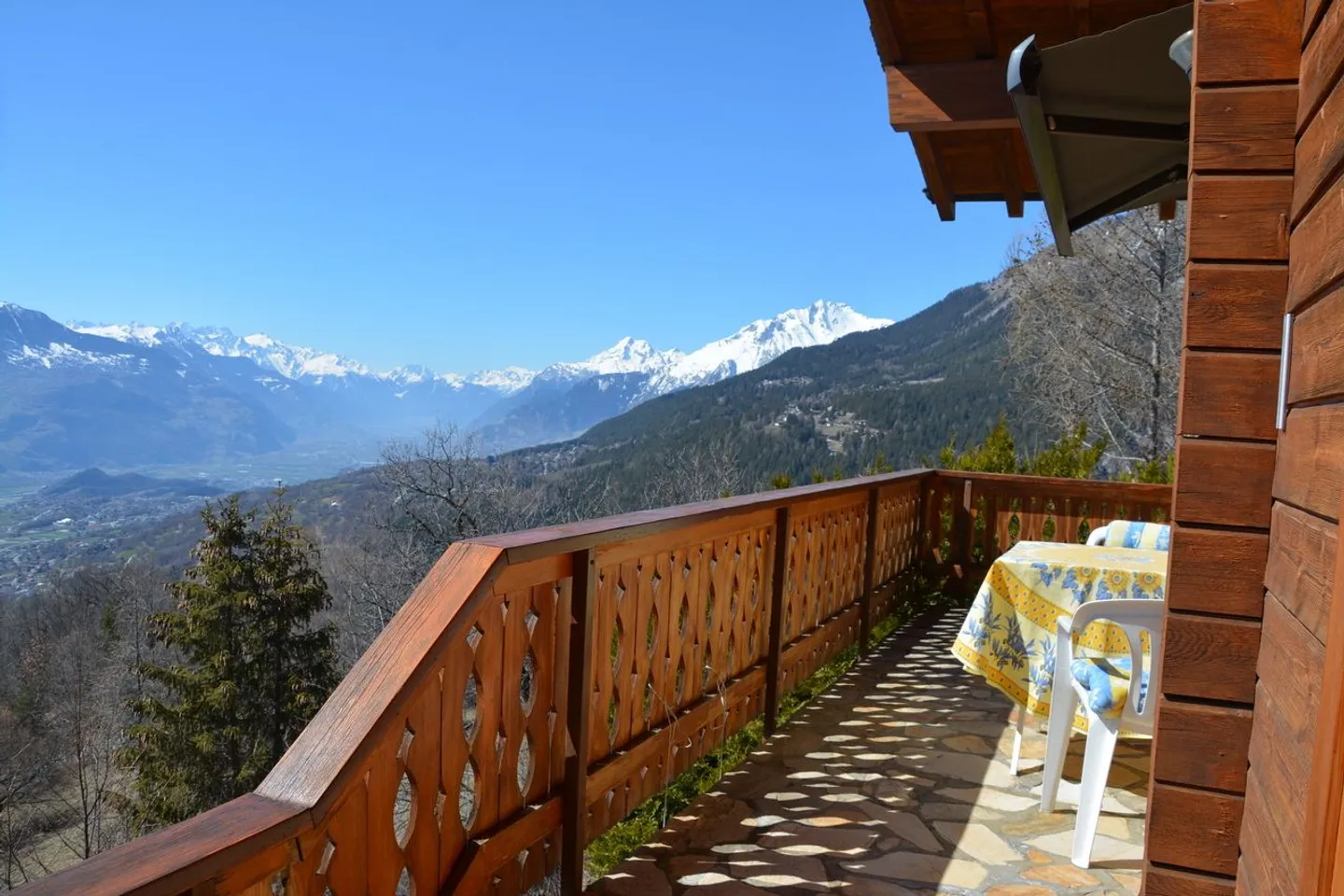Charming Chalet with Stunning Views - Photo 7 of 13