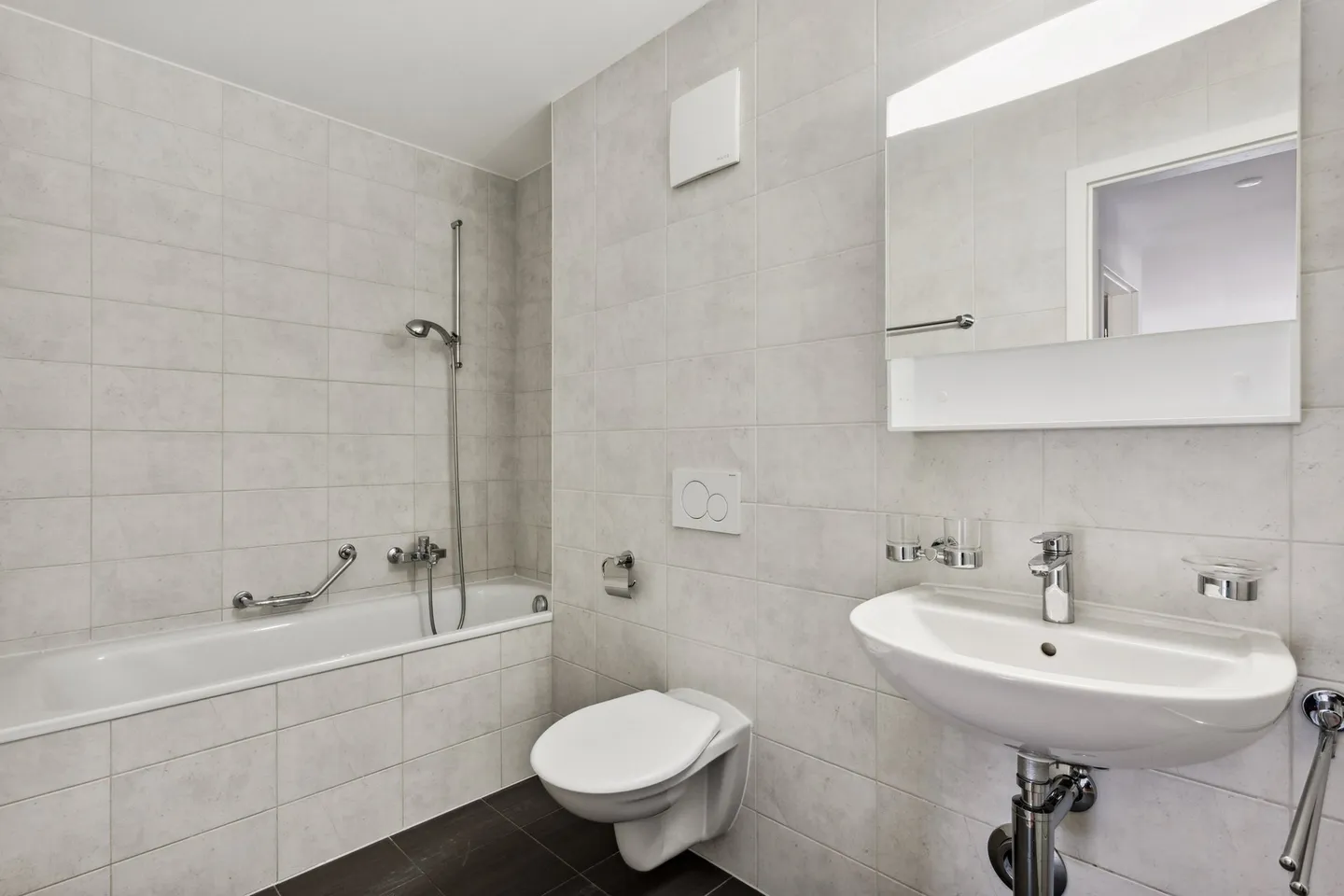 Appartement Charmant avec Terrasse - Photo 7 sur 12