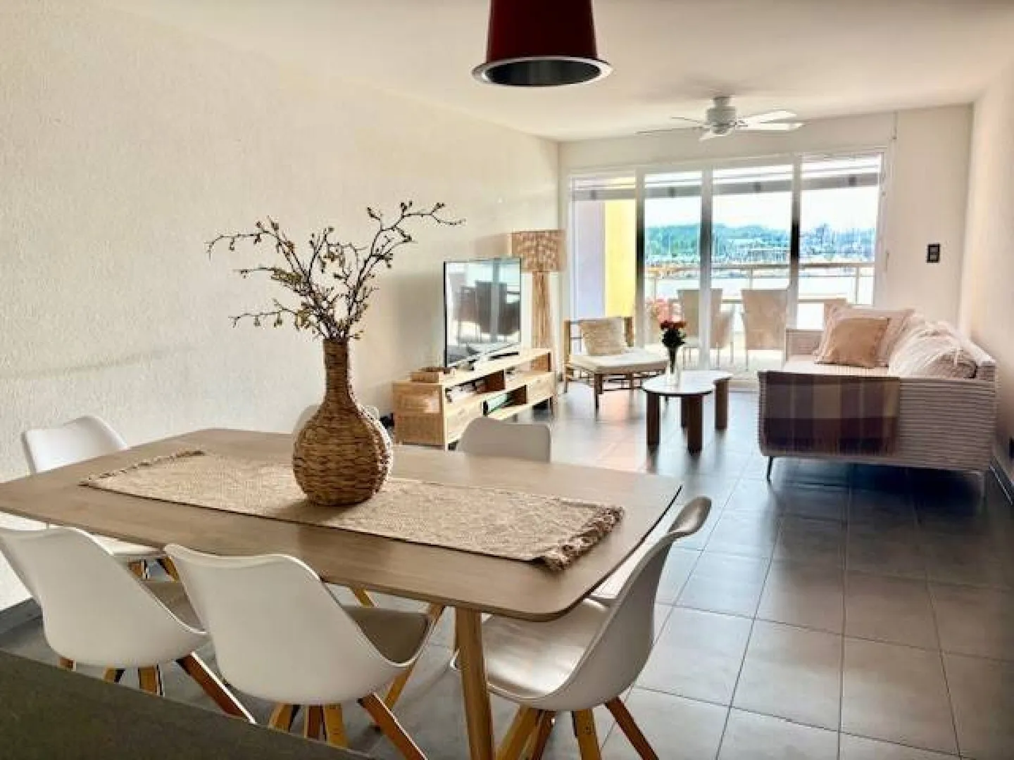Appartement au bord du lac - Photo 2 sur 9