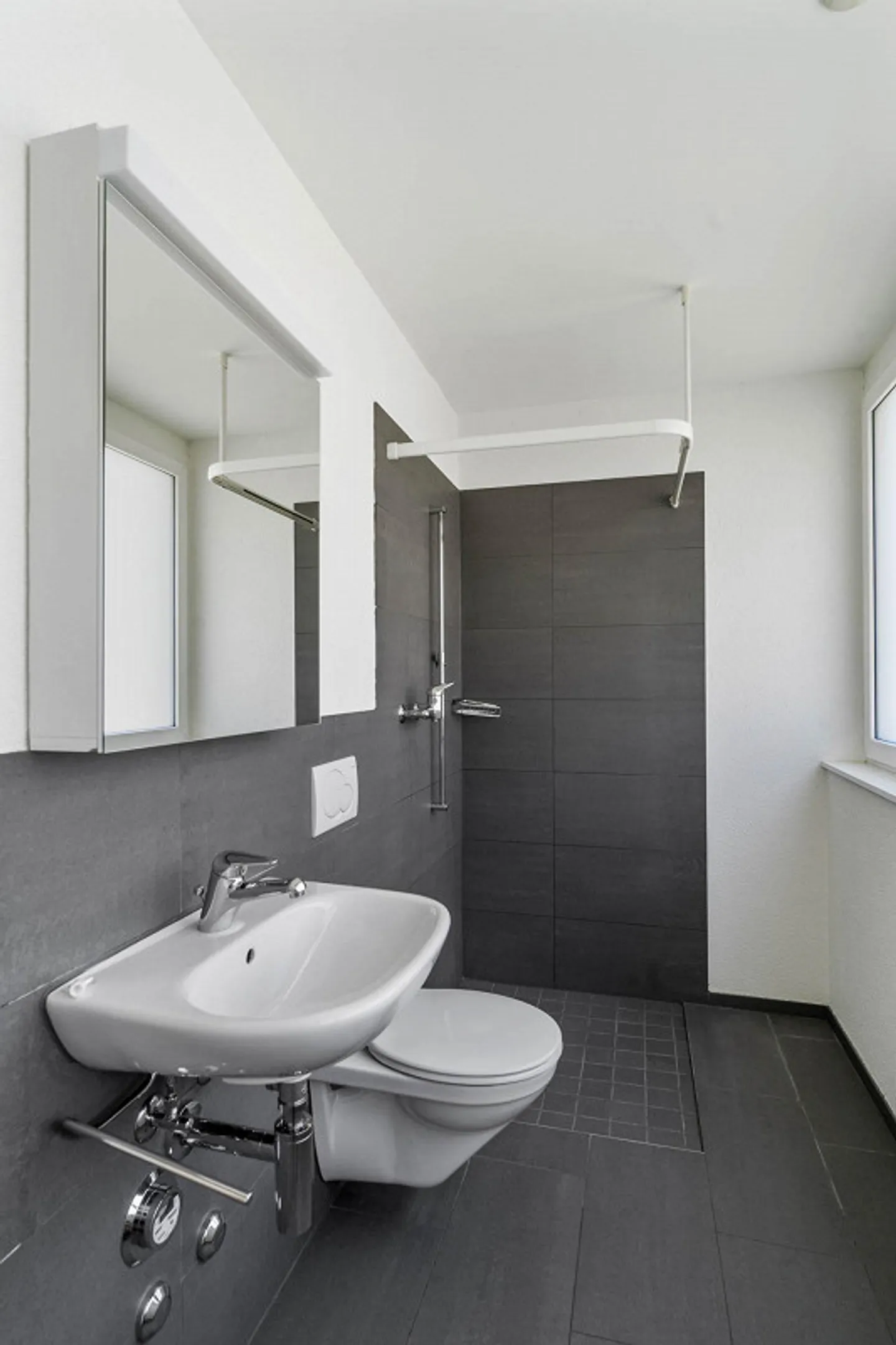 Modern Apartment in Quiet Area - Photo 4 of 9