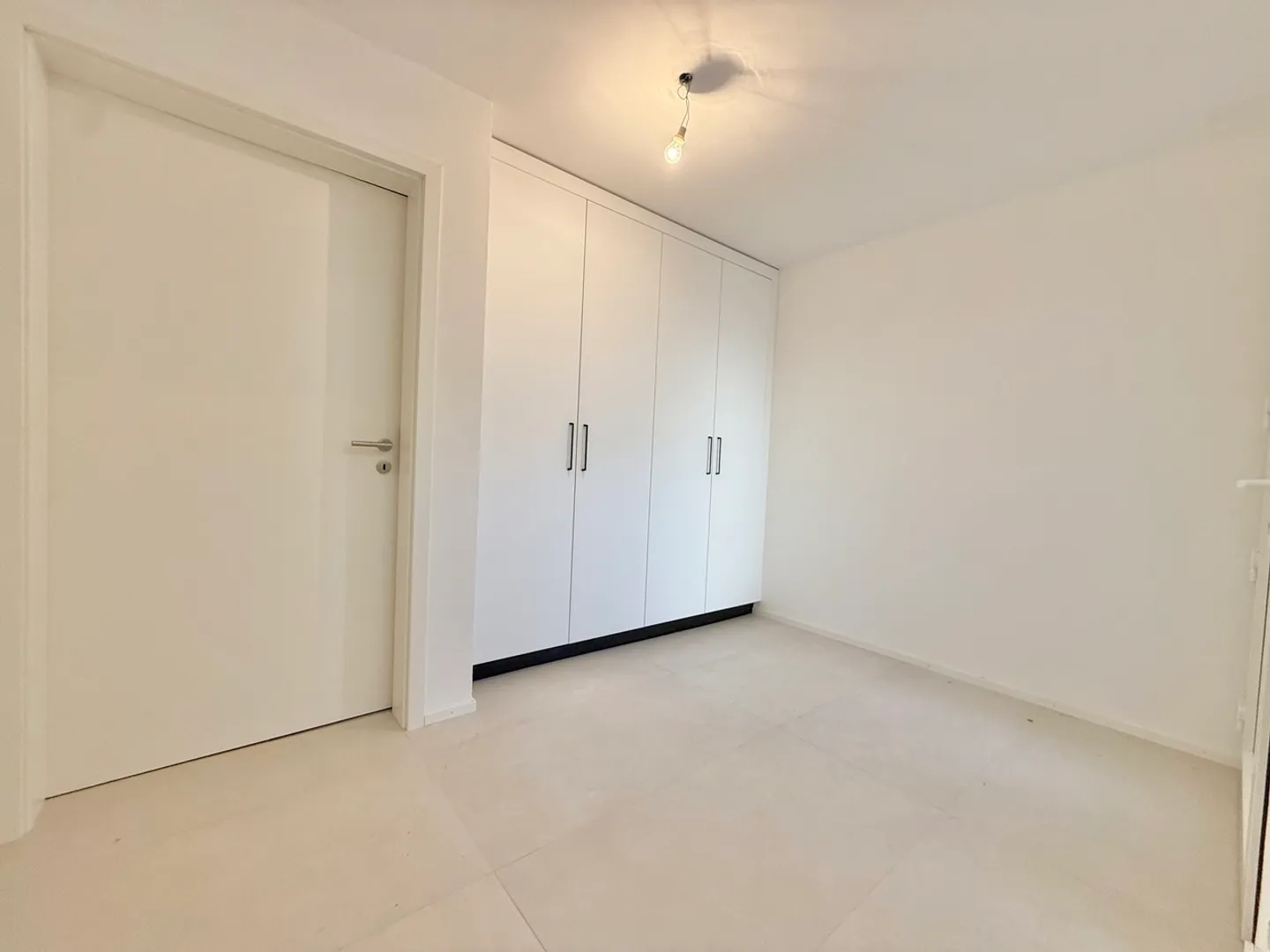 Villa nuova e moderna con 2,5 camere indipendenti, ambiente verde - Foto 16 di 28