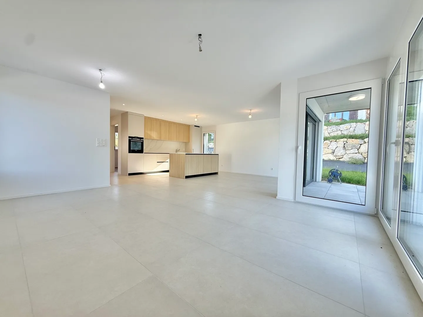 Villa nuova e moderna con 2,5 camere indipendenti, ambiente verde - Foto 2 di 28