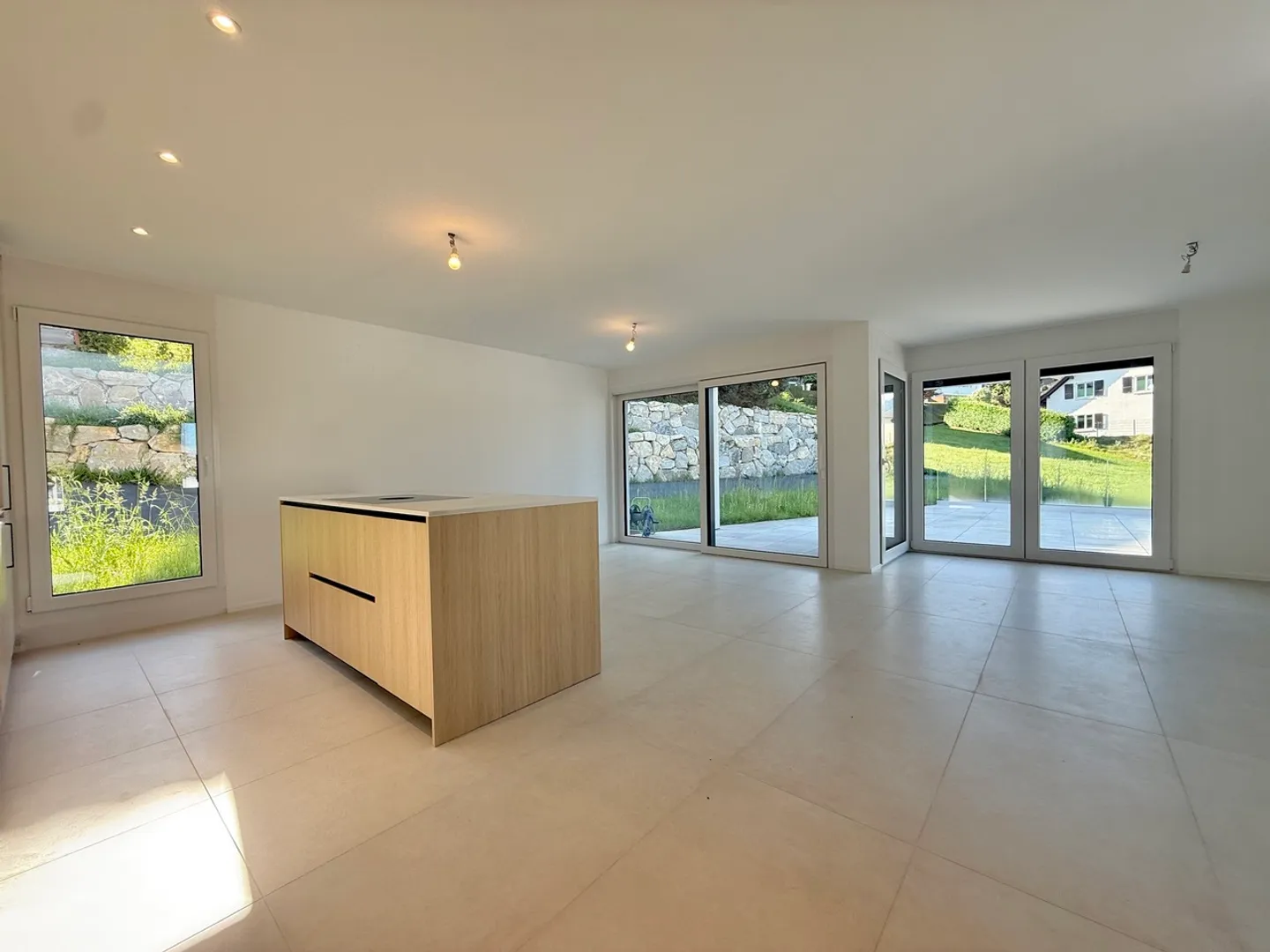 Villa nuova e moderna con 2,5 camere indipendenti, ambiente verde - Foto 3 di 28