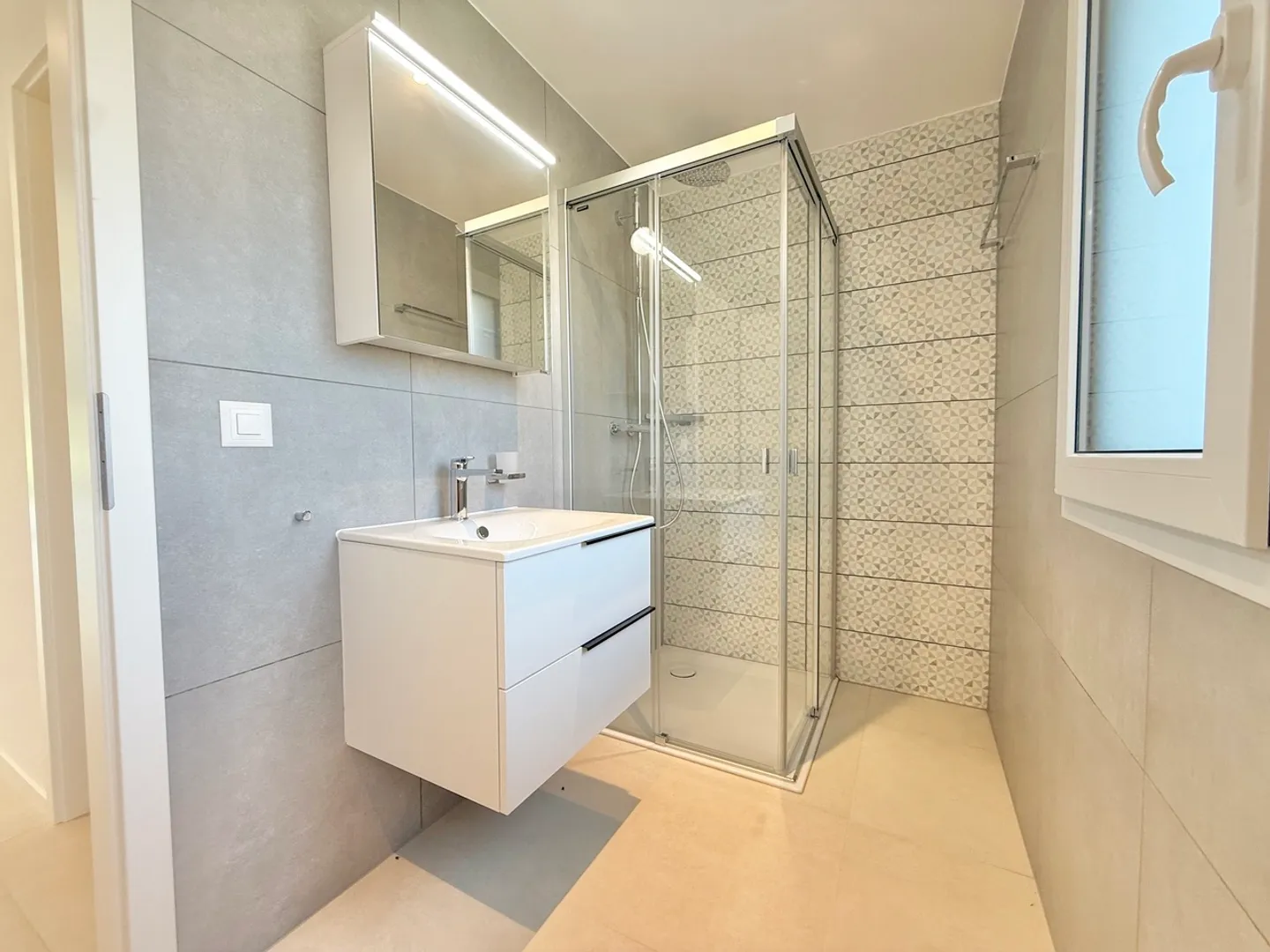 Villa nuova e moderna con 2,5 camere indipendenti, ambiente verde - Foto 6 di 28