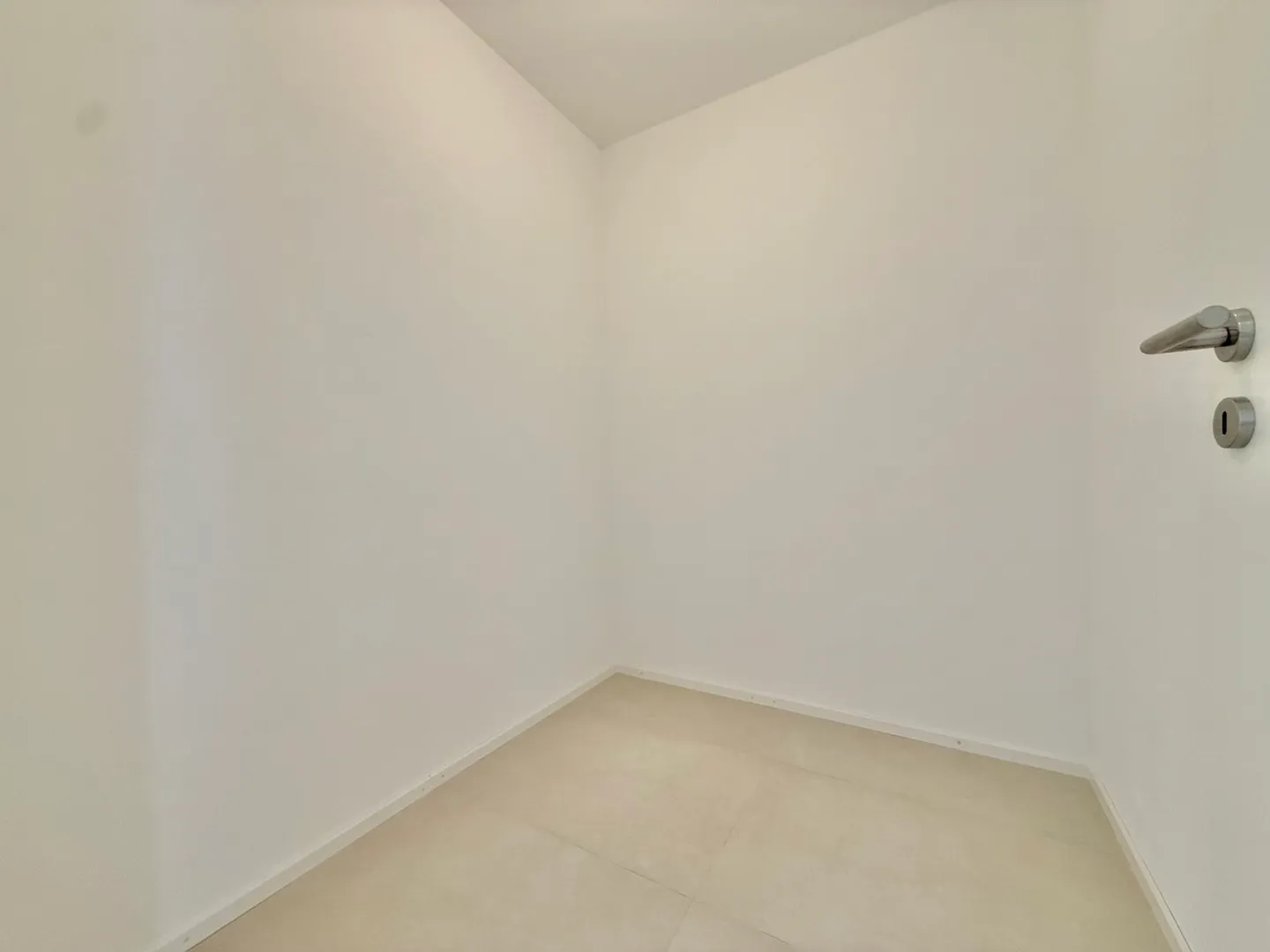 Villa nuova e moderna con 2,5 camere indipendenti, ambiente verde - Foto 7 di 28