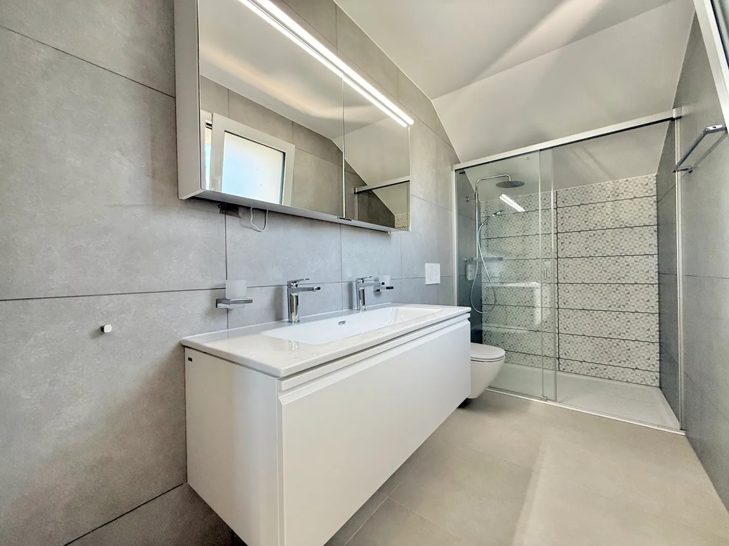 Villa nuova e moderna con 2,5 camere indipendenti, ambiente verde - Foto 10 di 28