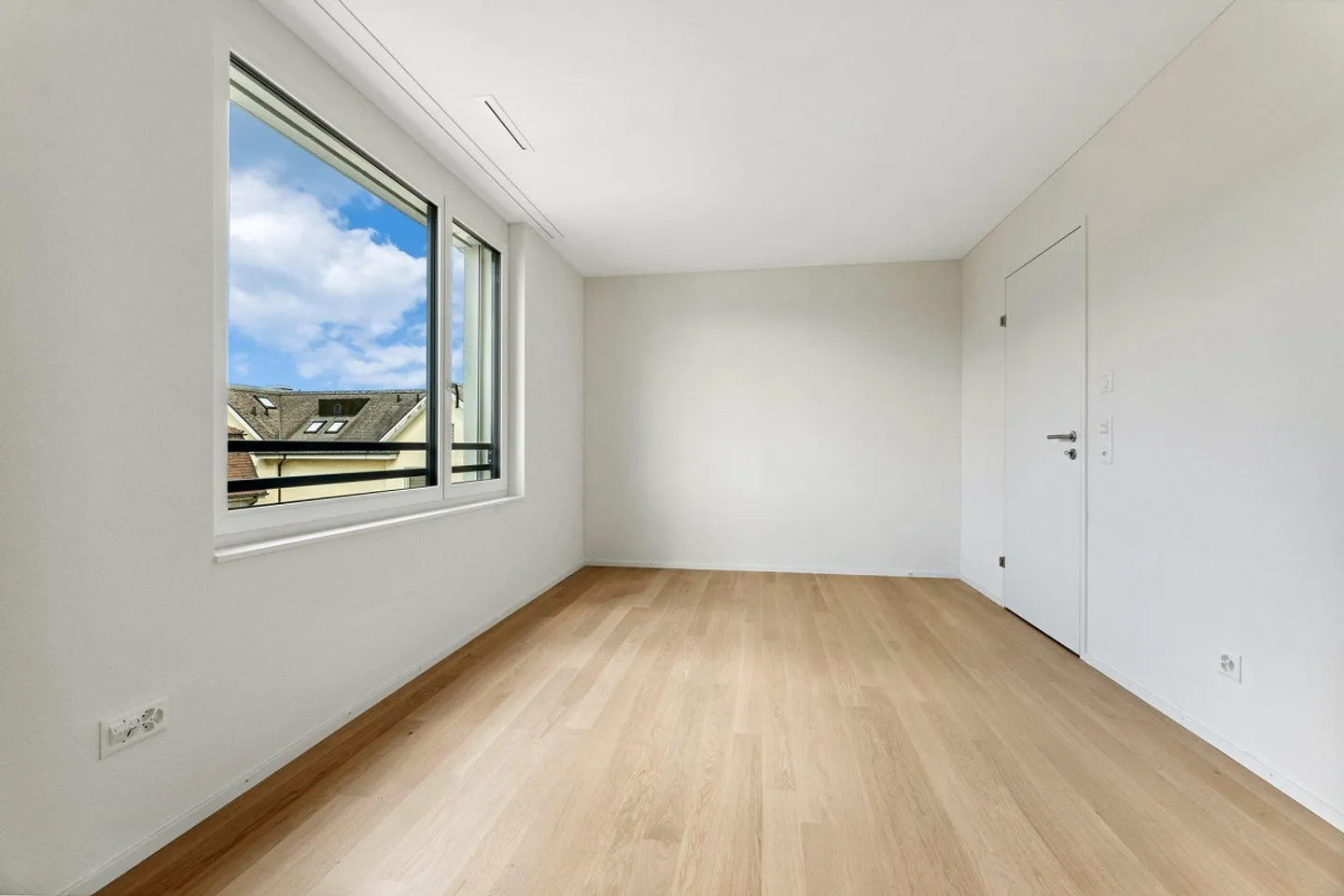 Modern Apartment with Smart Features - Photo 6 of 9