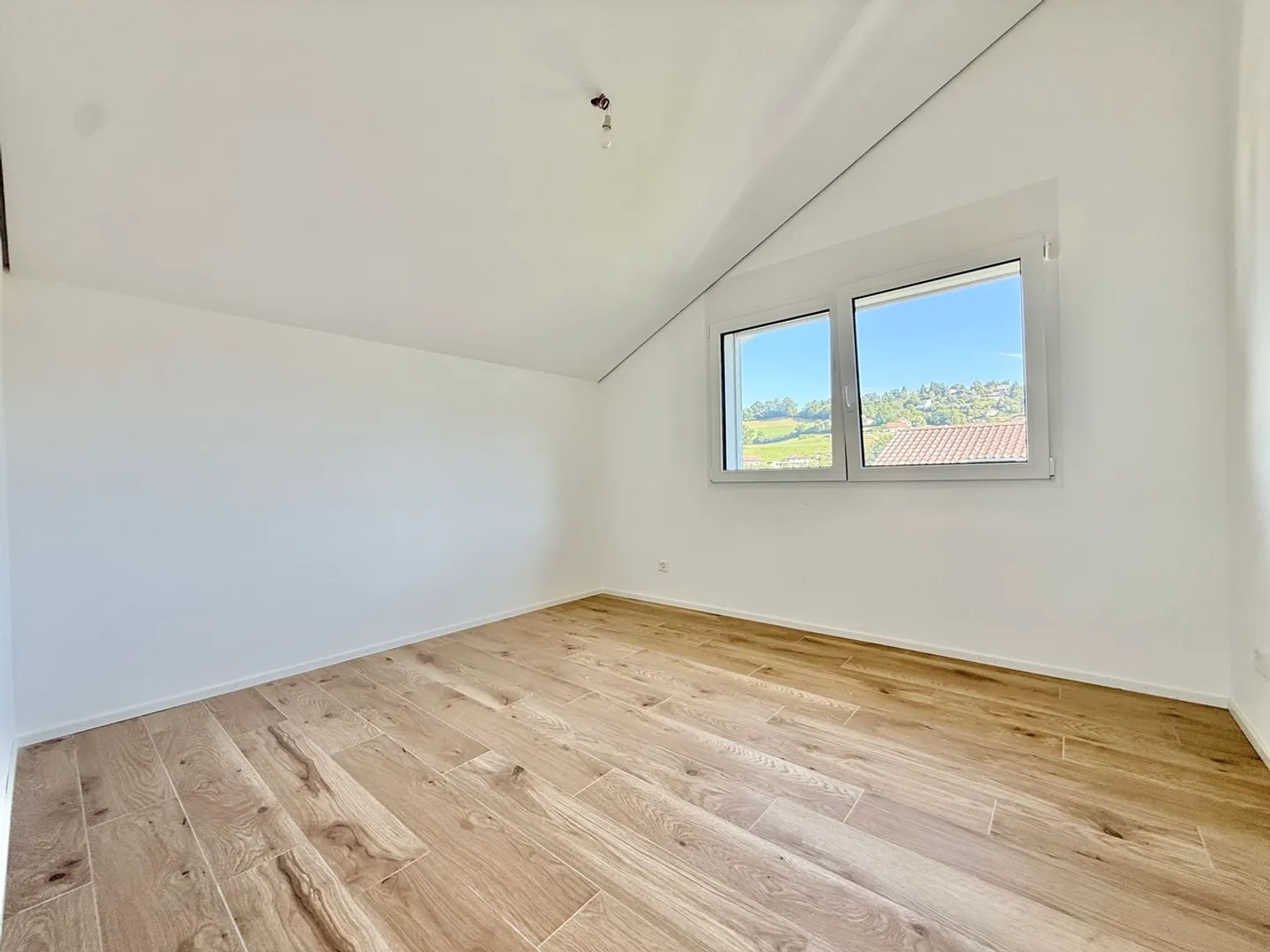 Villa nuova e moderna con 2,5 camere indipendenti, ambiente verde - Foto 14 di 28