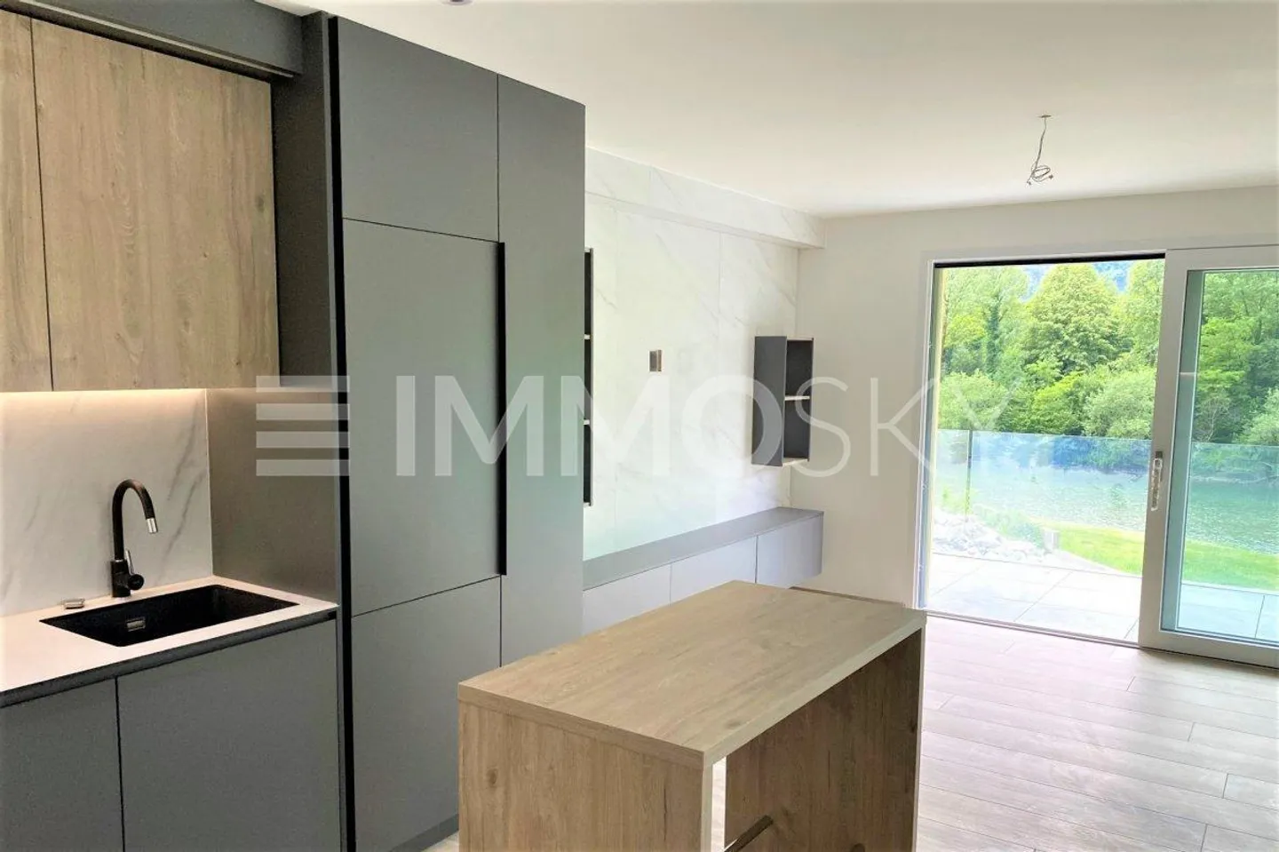 New, modern and with river view - Photo 2 of 5