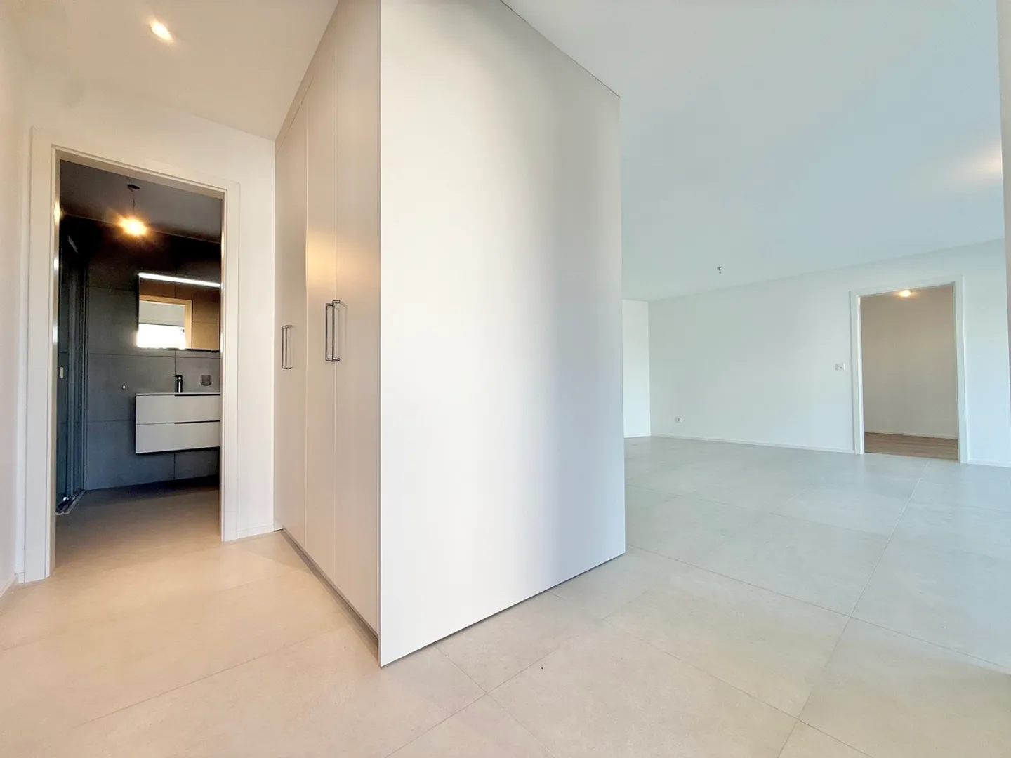 Villa nuova e moderna con 2,5 camere indipendenti, ambiente verde - Foto 23 di 28