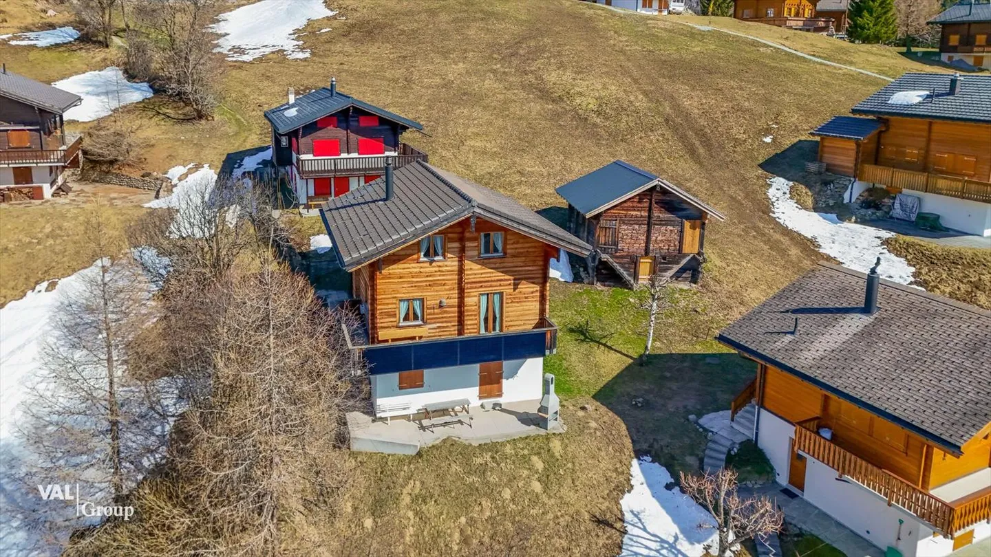 Chalet de vacances avec vue, deux appartements et étable avec potentiel - Photo 1 sur 13