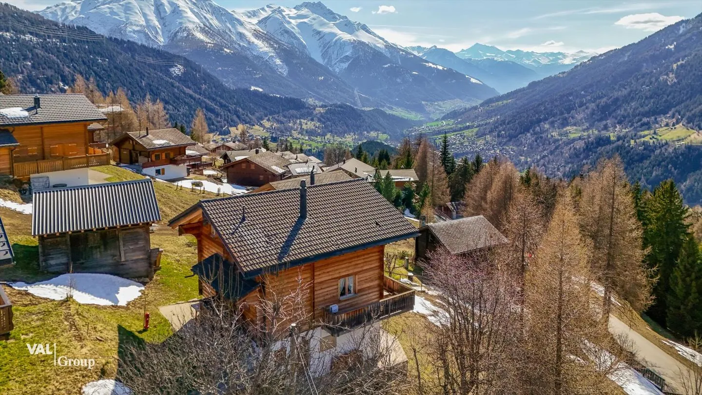 Chalet de vacances avec vue, deux appartements et étable avec potentiel - Photo 3 sur 13