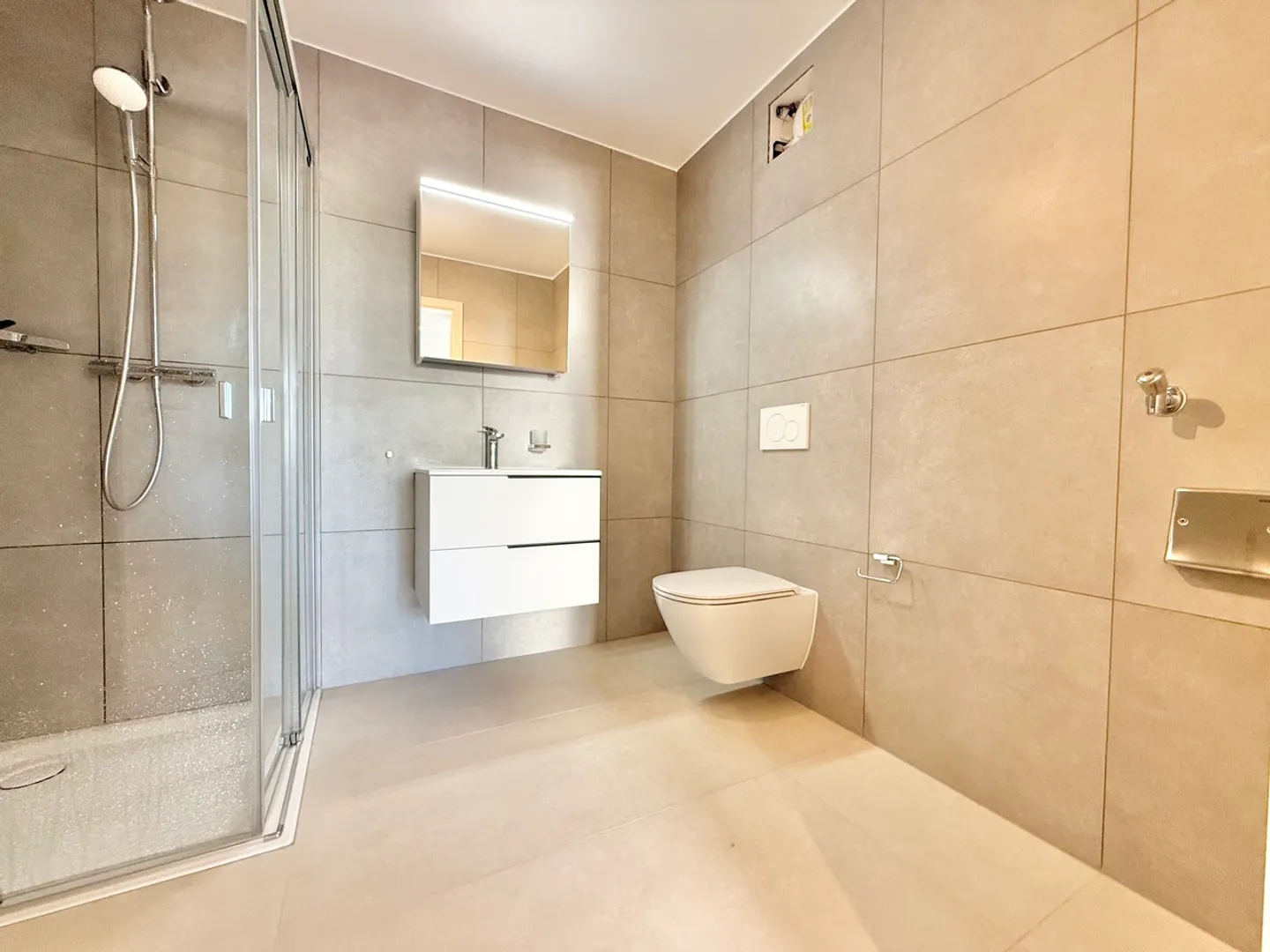 Villa nuova e moderna con 2,5 camere indipendenti, ambiente verde - Foto 27 di 28