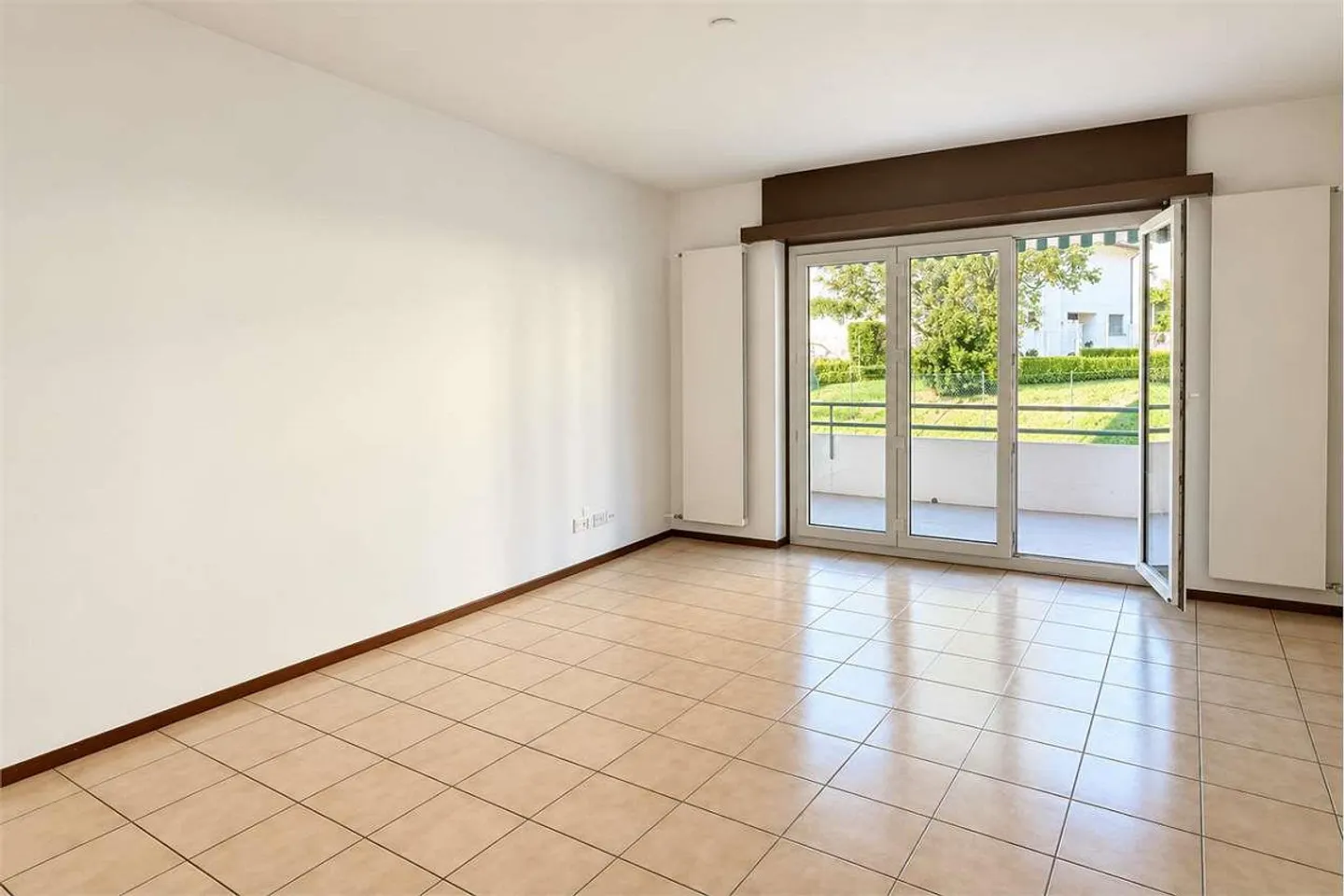 Tranquillité et verdure dans un grand appartement de 3.5 pièces - Photo 3 sur 8