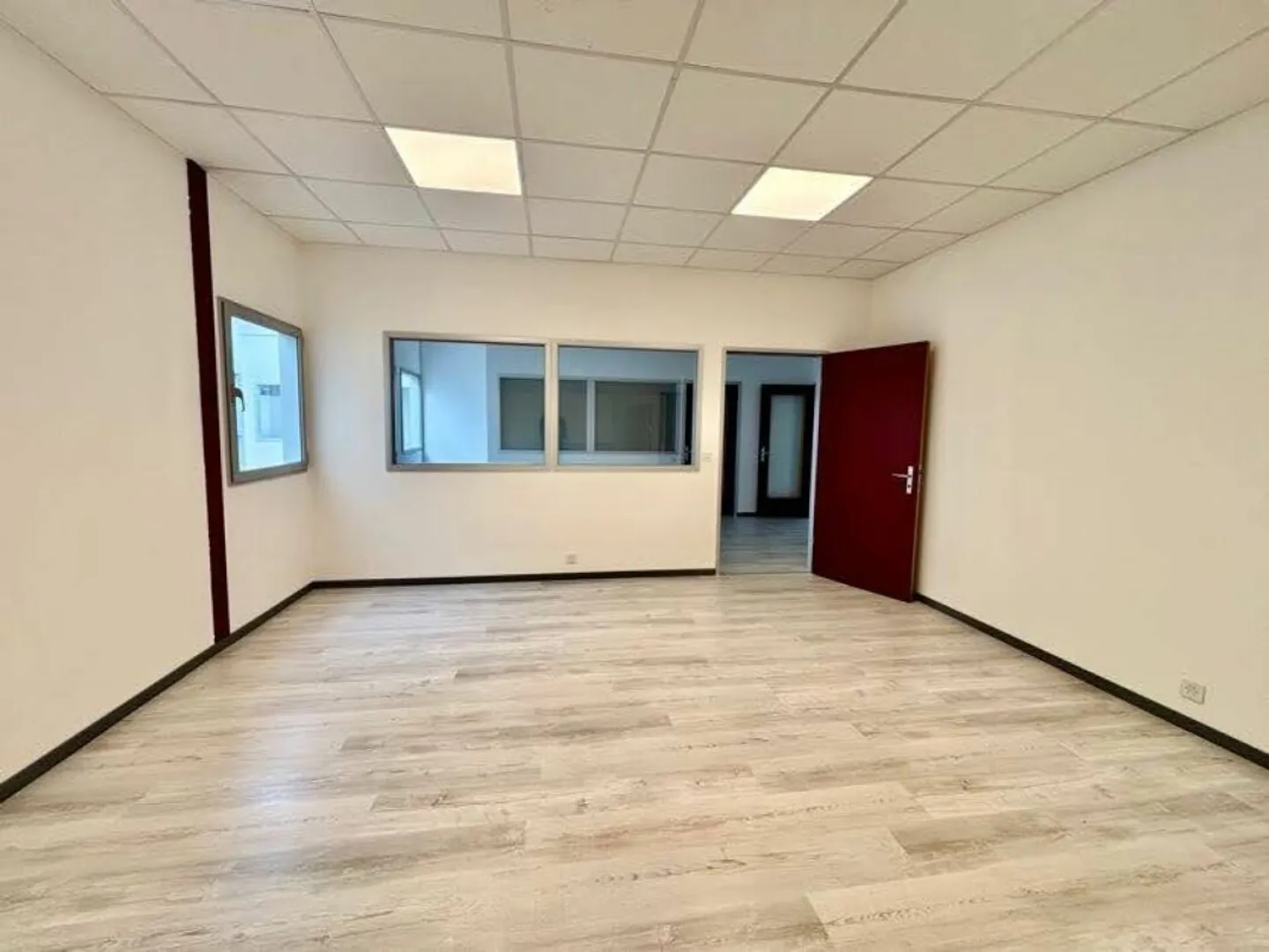 Le-Mont in Budron, Very Cheap and Well-Maintained Offices (for Rent or Purchase) - Photo 5 of 9