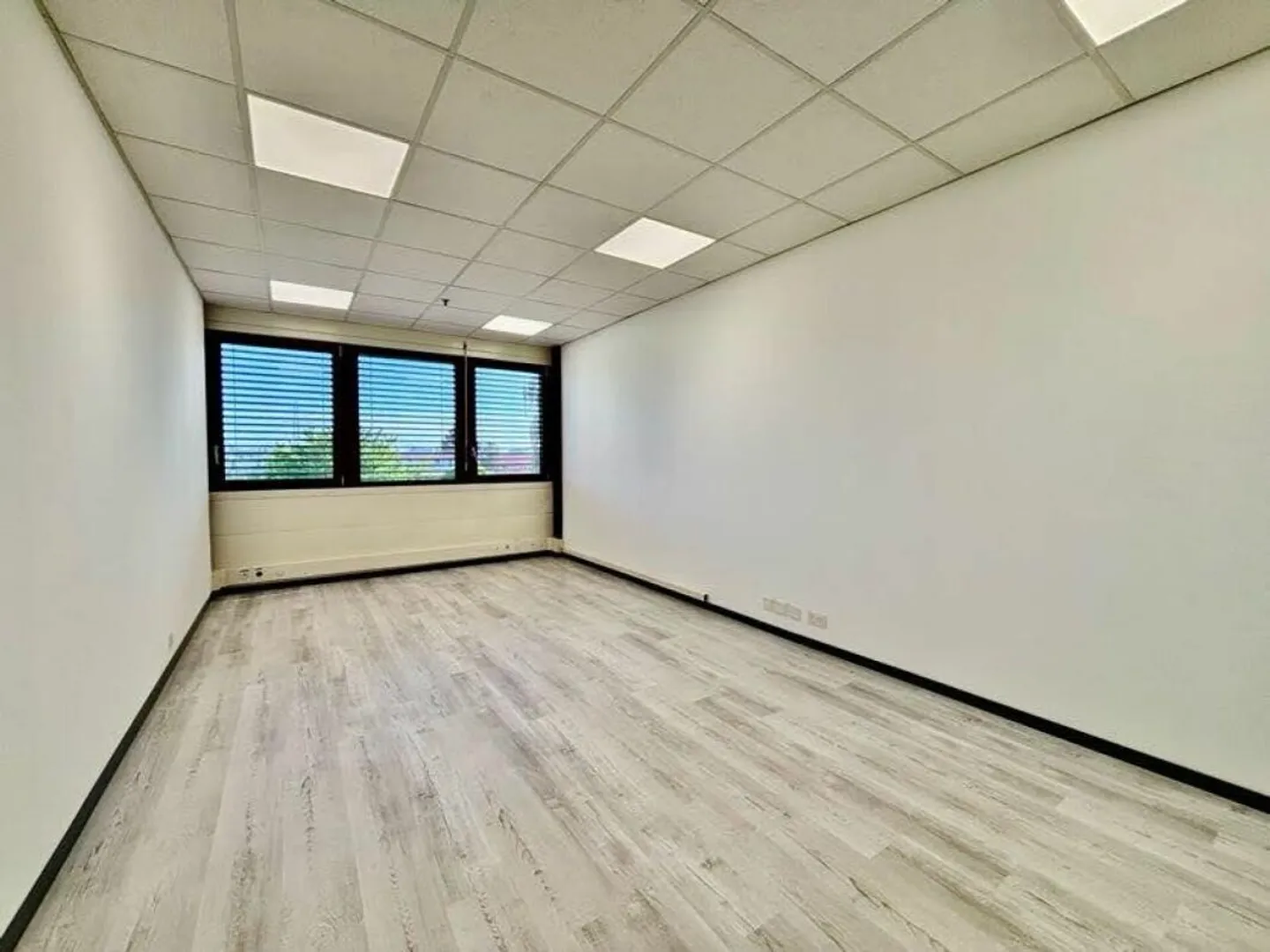 Le-Mont in Budron, Very Cheap and Well-Maintained Offices (for Rent or Purchase) - Photo 6 of 9