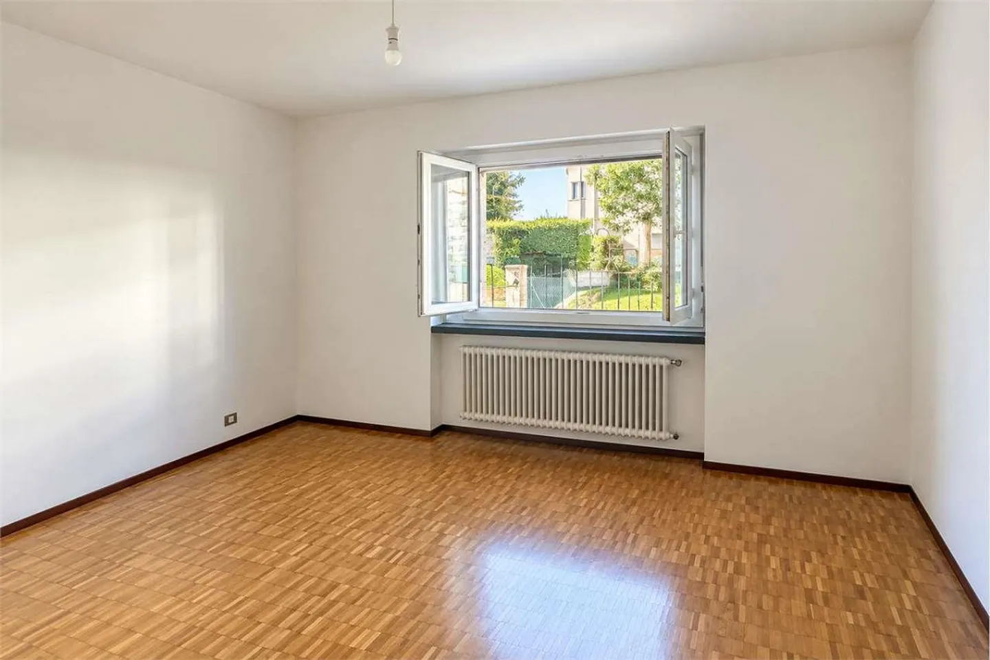 Tranquillité et verdure dans un grand appartement de 3.5 pièces - Photo 4 sur 8