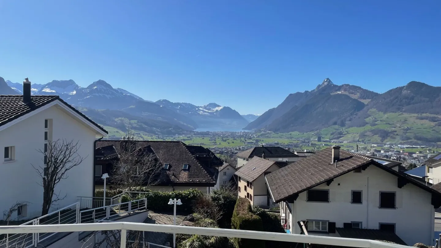 Maison de rangée de 5,5 pièces avec vue sur la montagne et le lac et garage double - Photo 1 sur 13