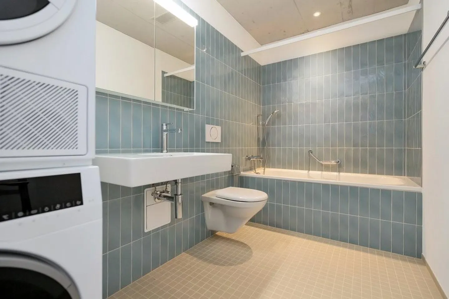 Living with a View and Comfort - Photo 2 of 8