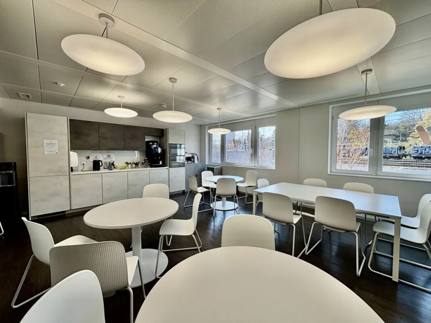 Große Bürofläche von 850 m2 teilbar 450 m2 CFF Bahnhof Morges! - Foto 2 von 10