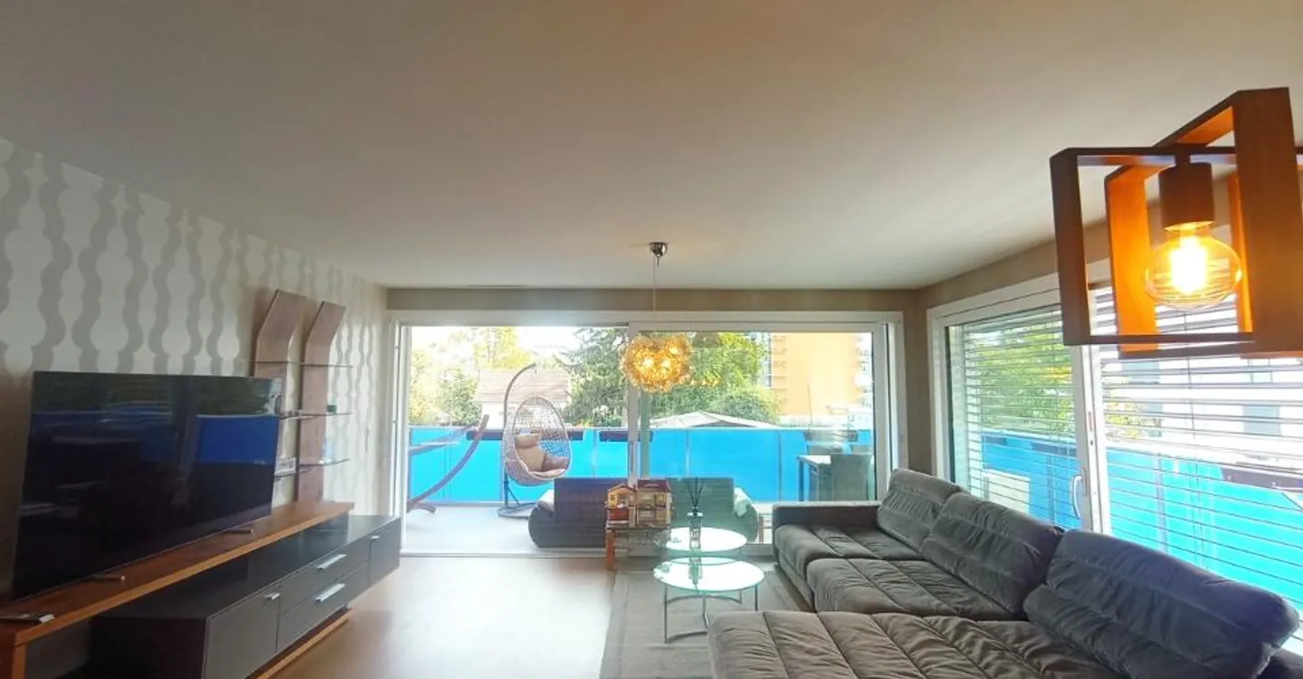 Modern Apartment with Terrace - Photo 3 of 12