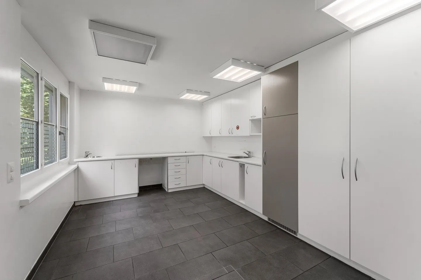 236 m² Büro-/Praxisräume mit eigenem Eingang und Parkplätzen - Foto 7 von 12