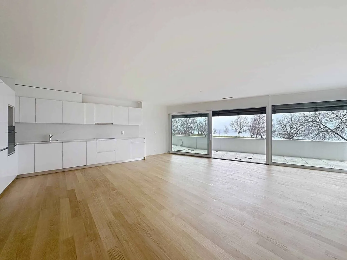 Prächtige 3.5-Zimmer-Wohnung mit überdachten Terrassen, Gärten und Seeblick - Foto 1 von 13
