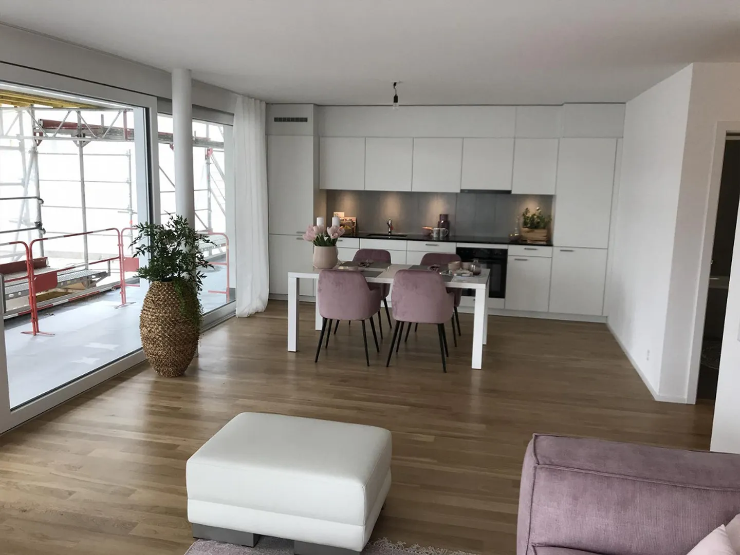 Appartamento moderno con balcone - Foto 3 di 5